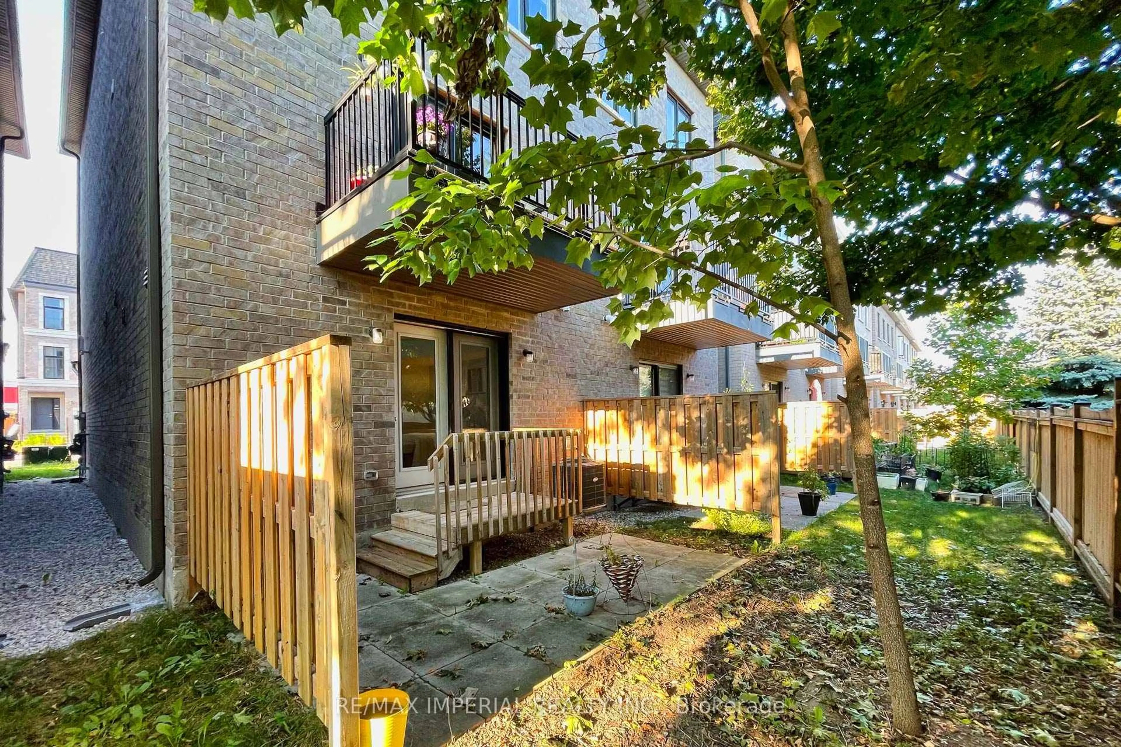 Patio, street for 27 Mcgurran Lane, Richmond Hill Ontario L4B 0G8