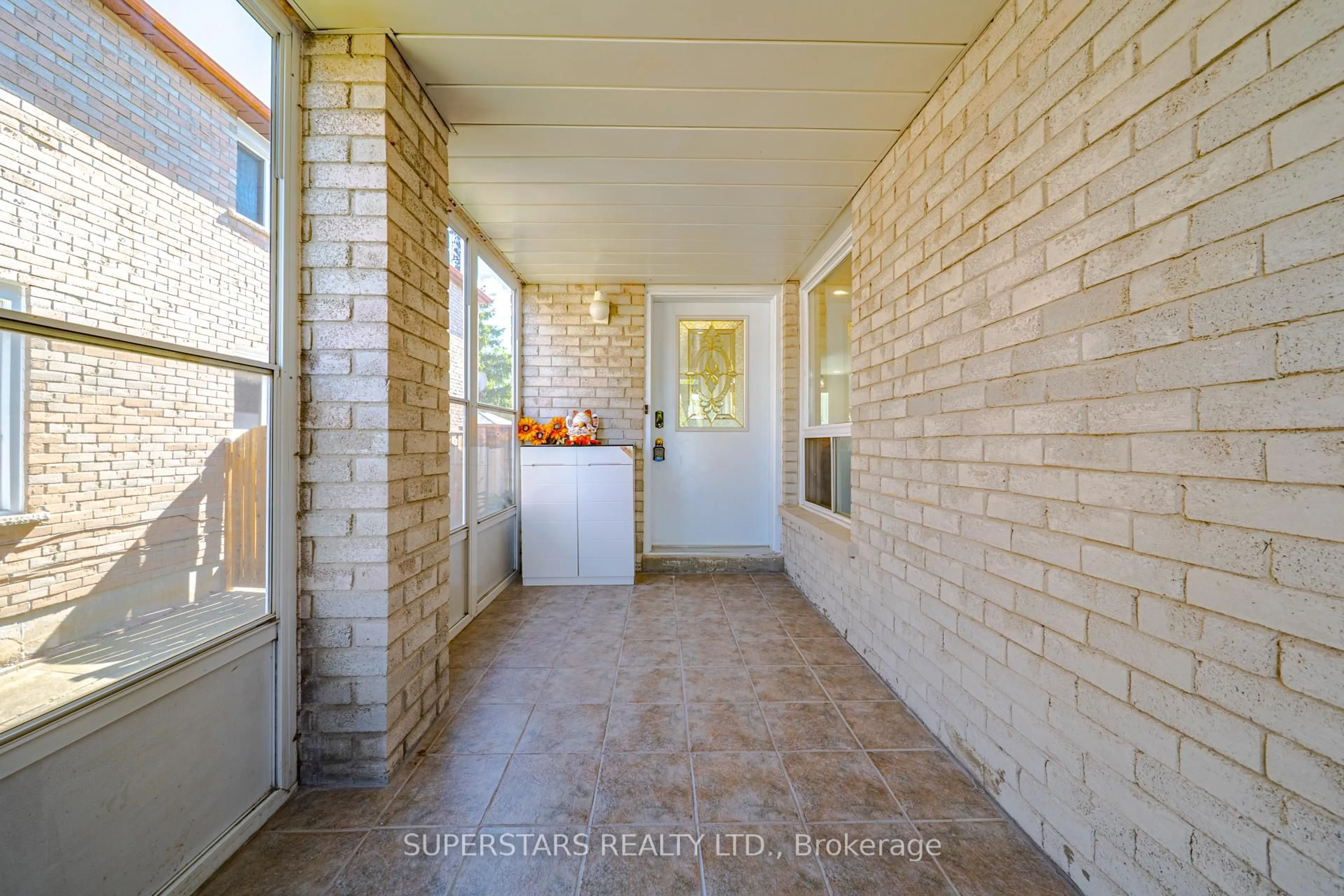 Indoor entryway for 32 Neeland Rd, Markham Ontario L3S 1W9