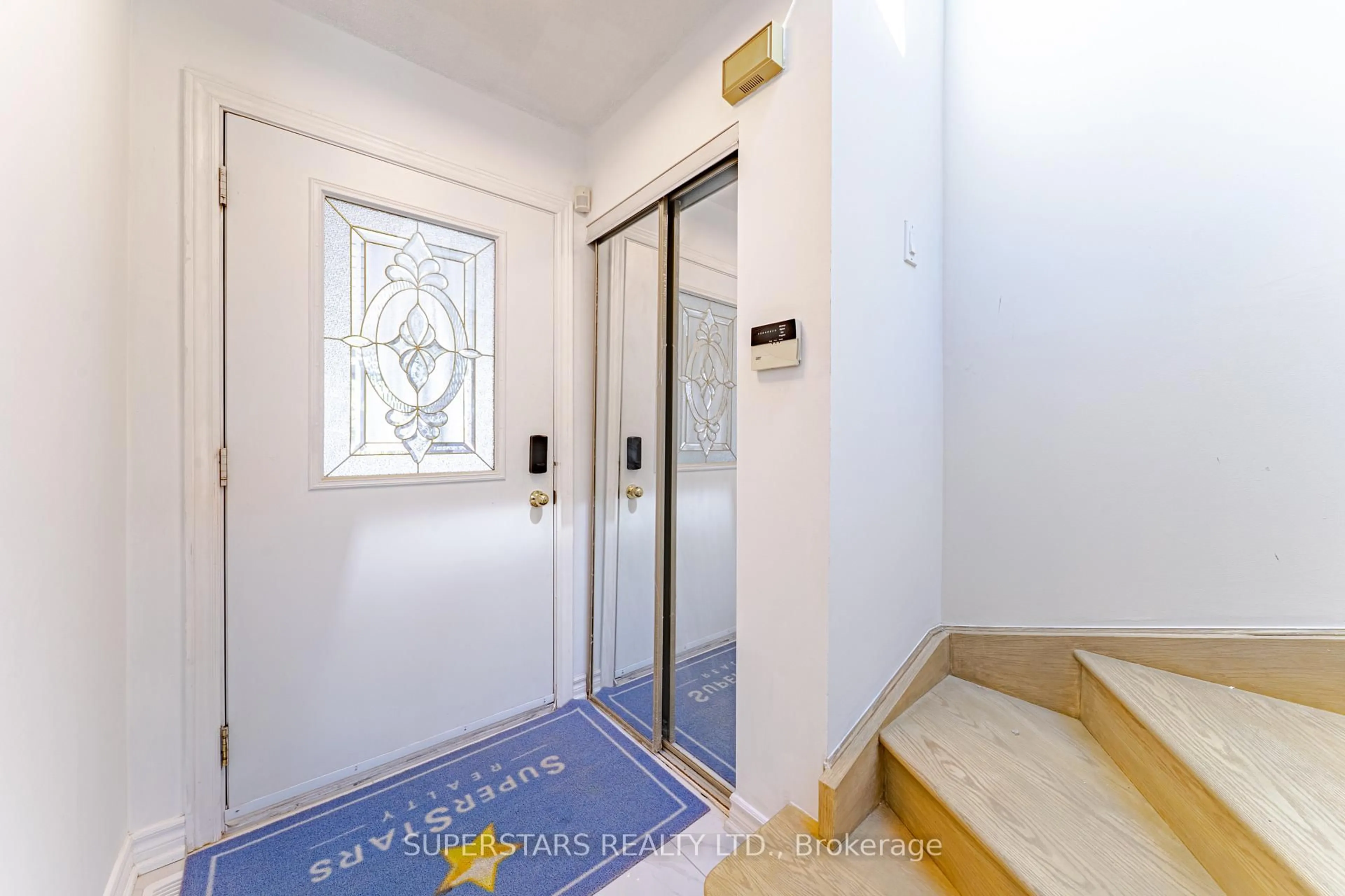 Indoor foyer for 32 Neeland Rd, Markham Ontario L3S 1W9