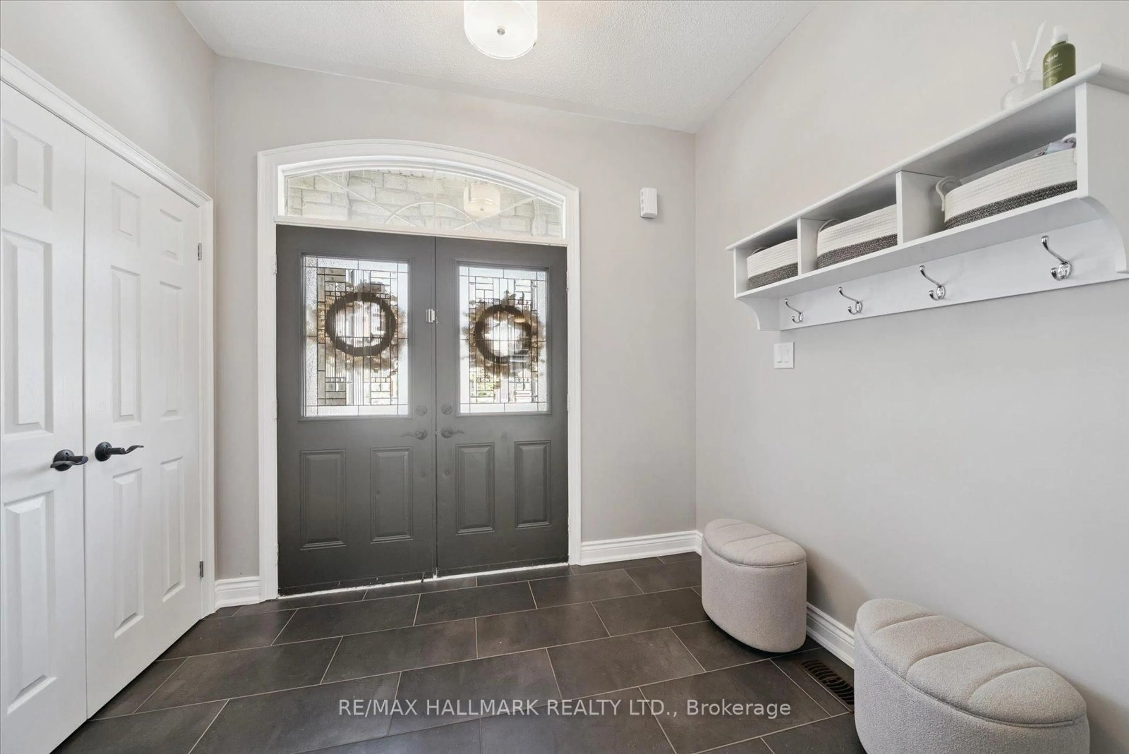 Indoor entryway for 91 Wilf Morden Rd, Whitchurch-Stouffville Ontario L4A 0K1