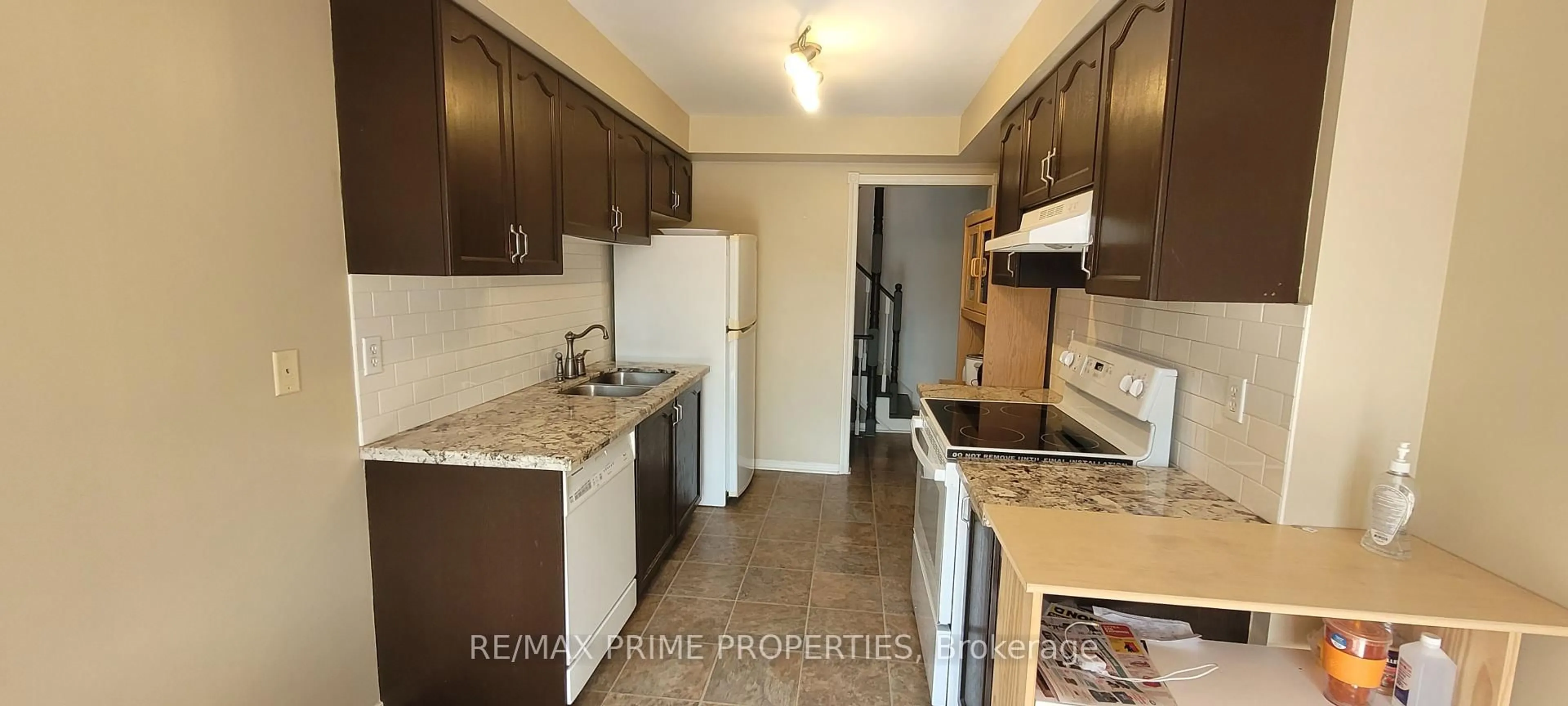 Standard kitchen, unknown for 124 Glasgow Cres, Georgina Ontario L4P 4B1