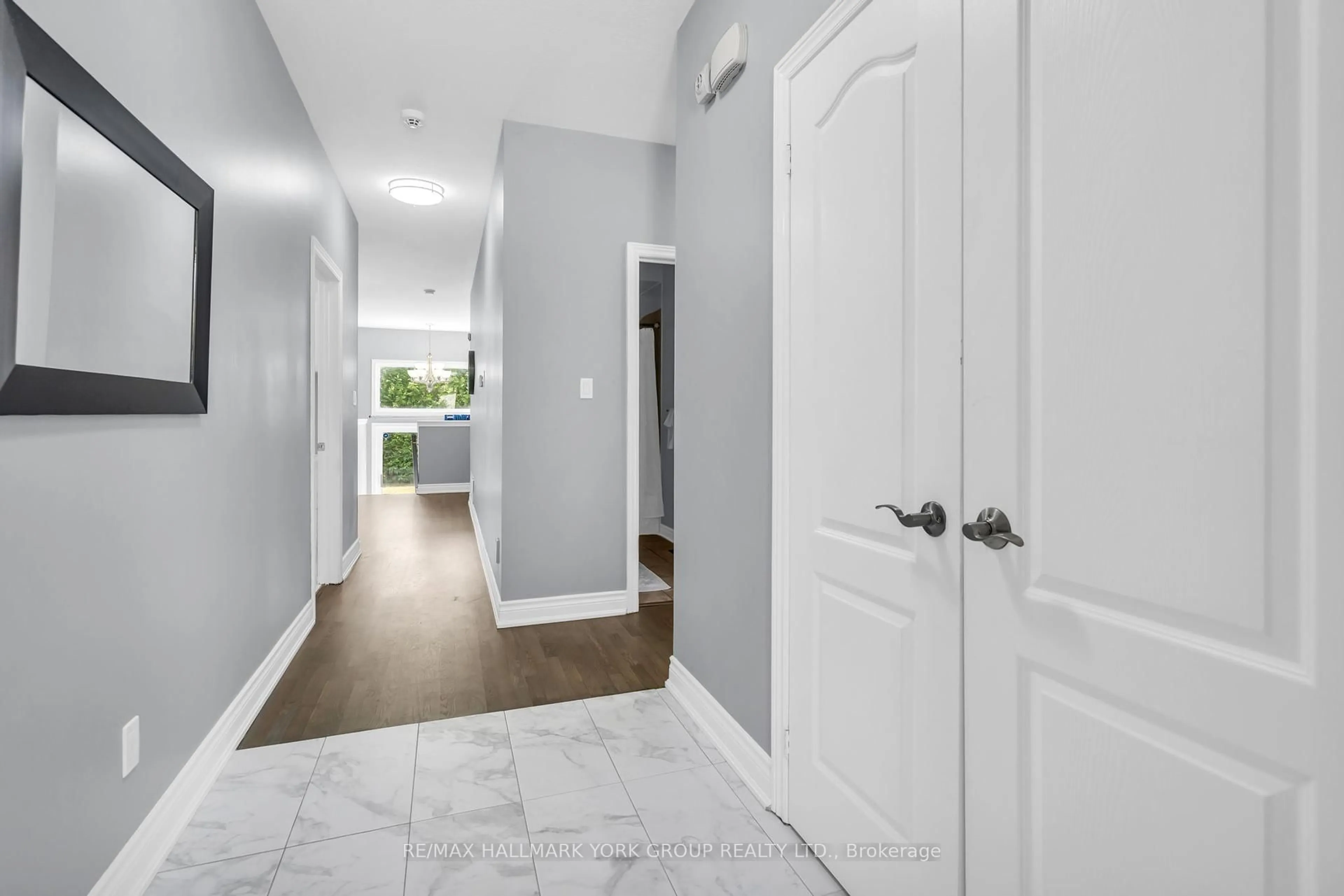 Indoor entryway for 39 Farley Circ, Georgina Ontario L0E 1S0