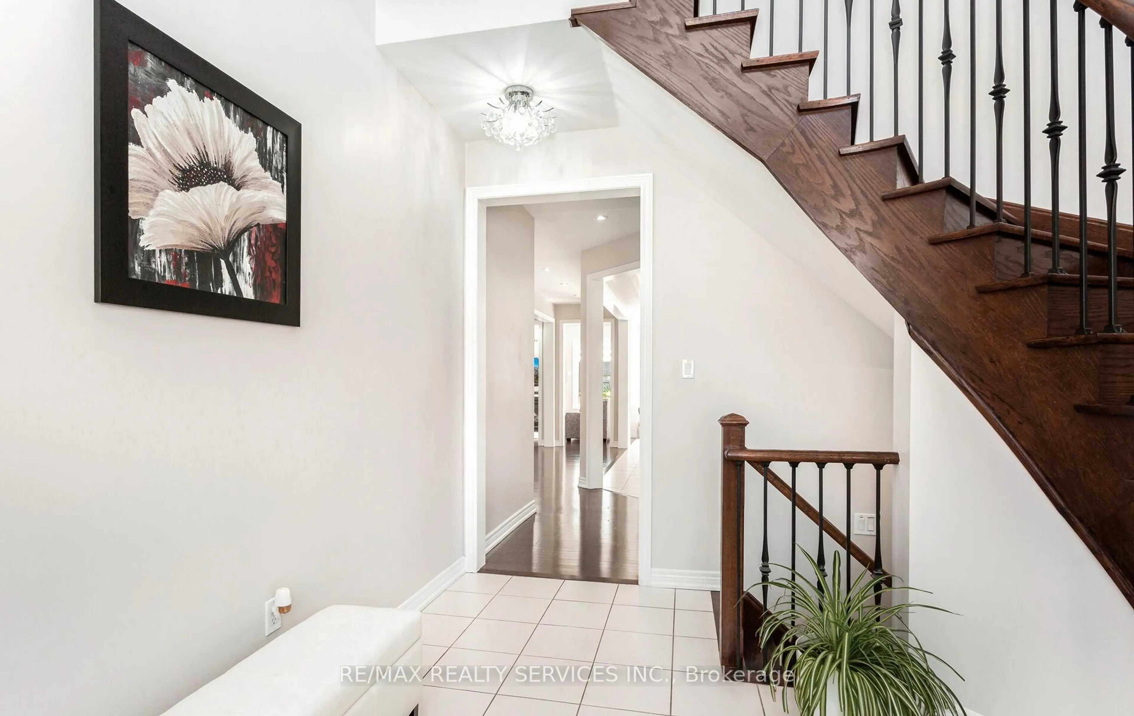Indoor entryway for 153 Algoma Dr, Vaughan Ontario L4H 4H1