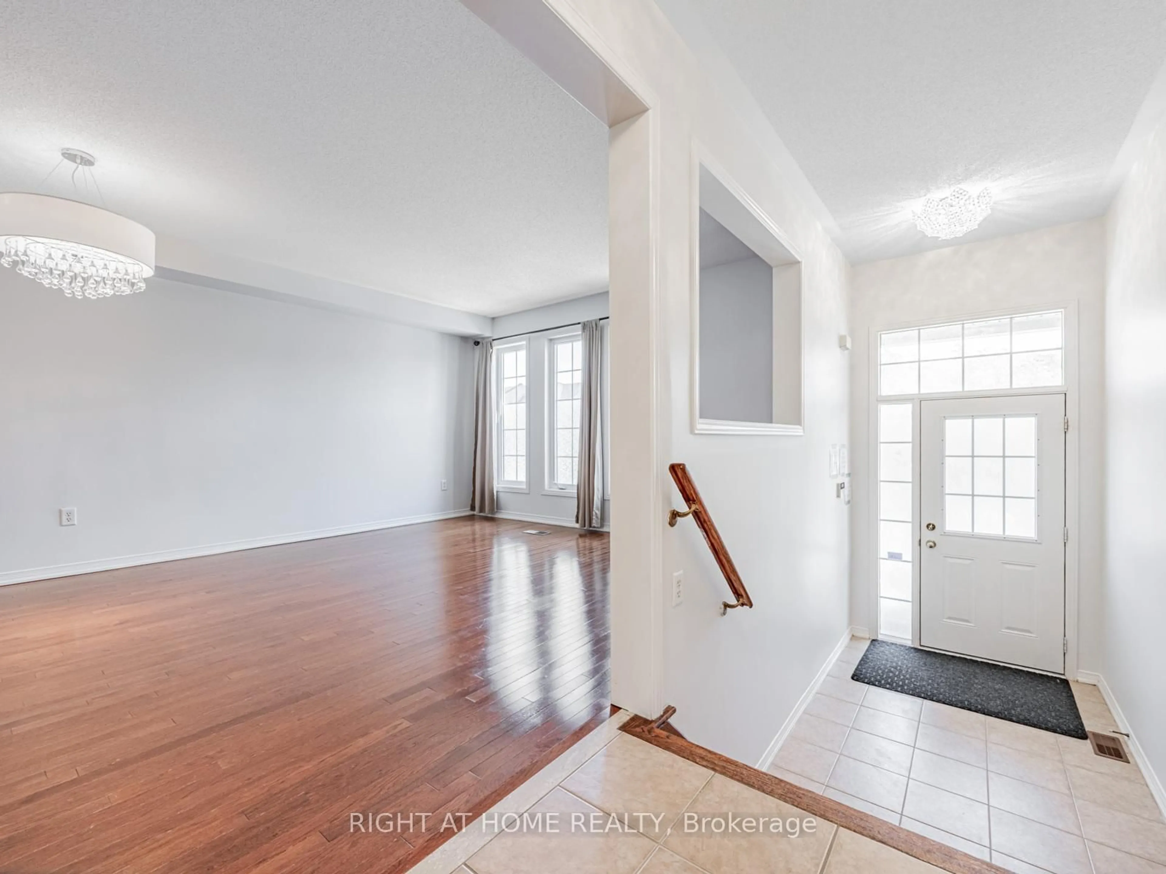 Indoor entryway for 6 Martell Gate, Aurora Ontario L4G 0C4