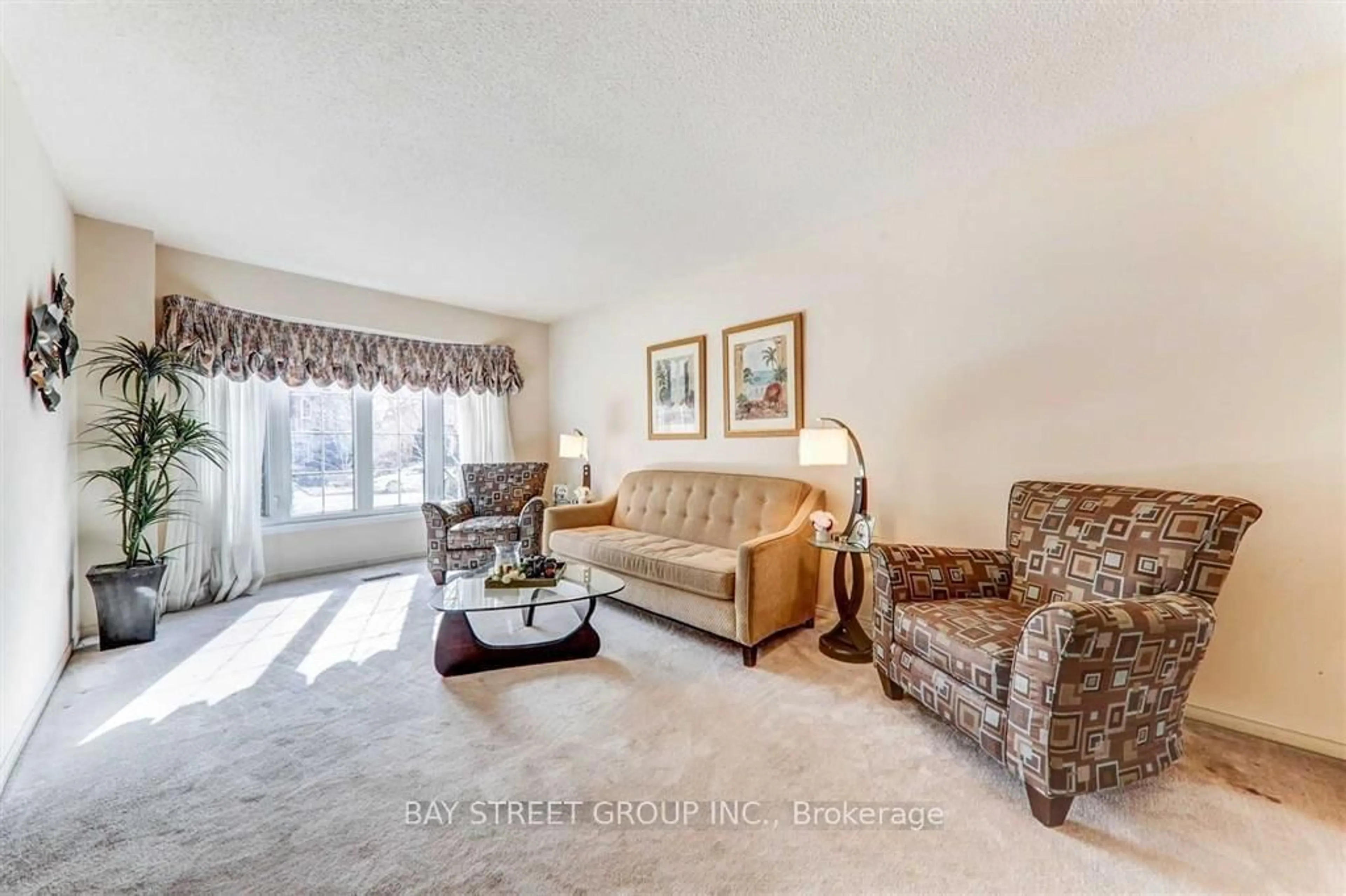 Living room with furniture, carpet floor for 36 NORMAN ROSS Dr, Markham Ontario L3S 3E8