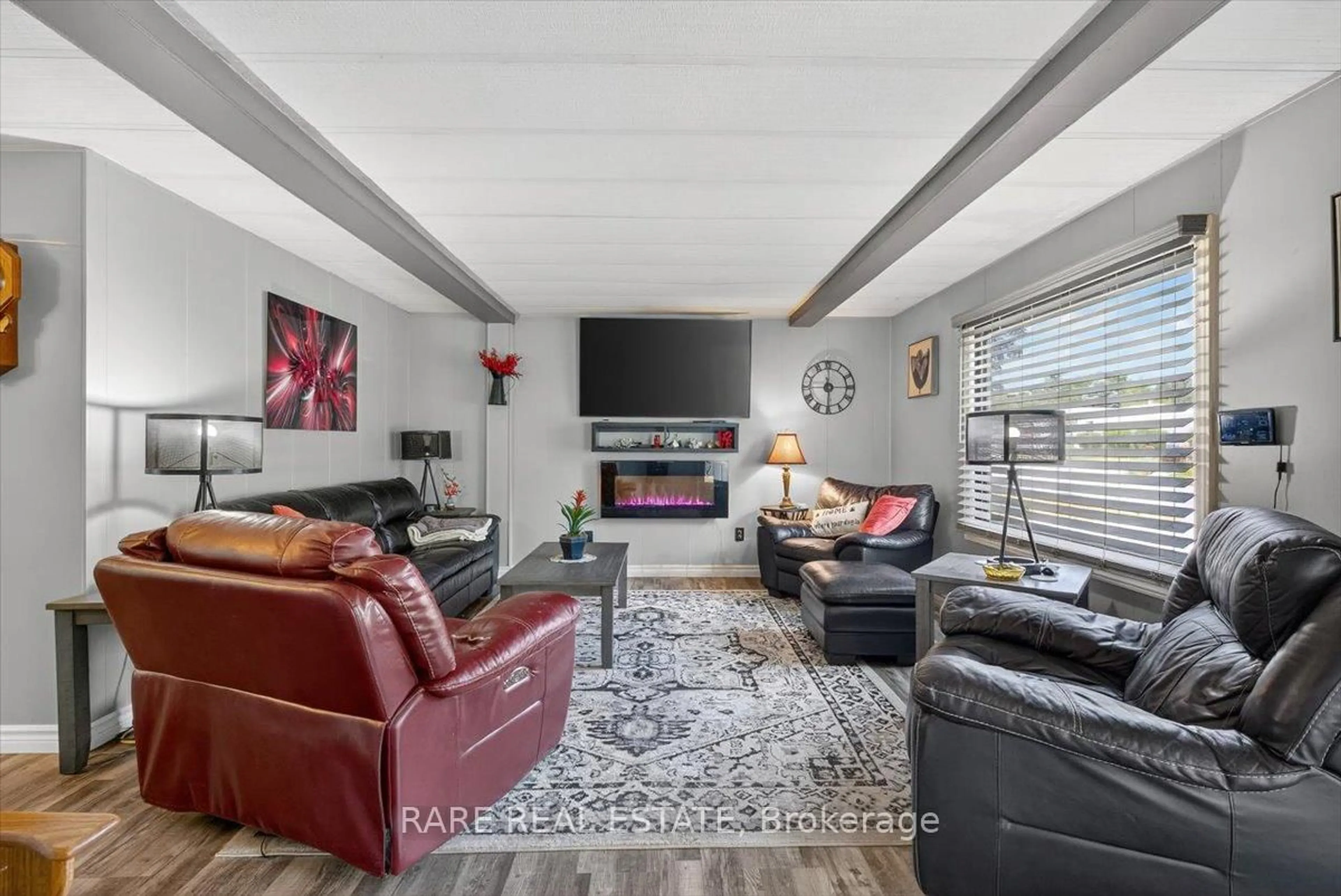 Living room with furniture, unknown for 45 Linden Lane, Innisfil Ontario L9S 1P2