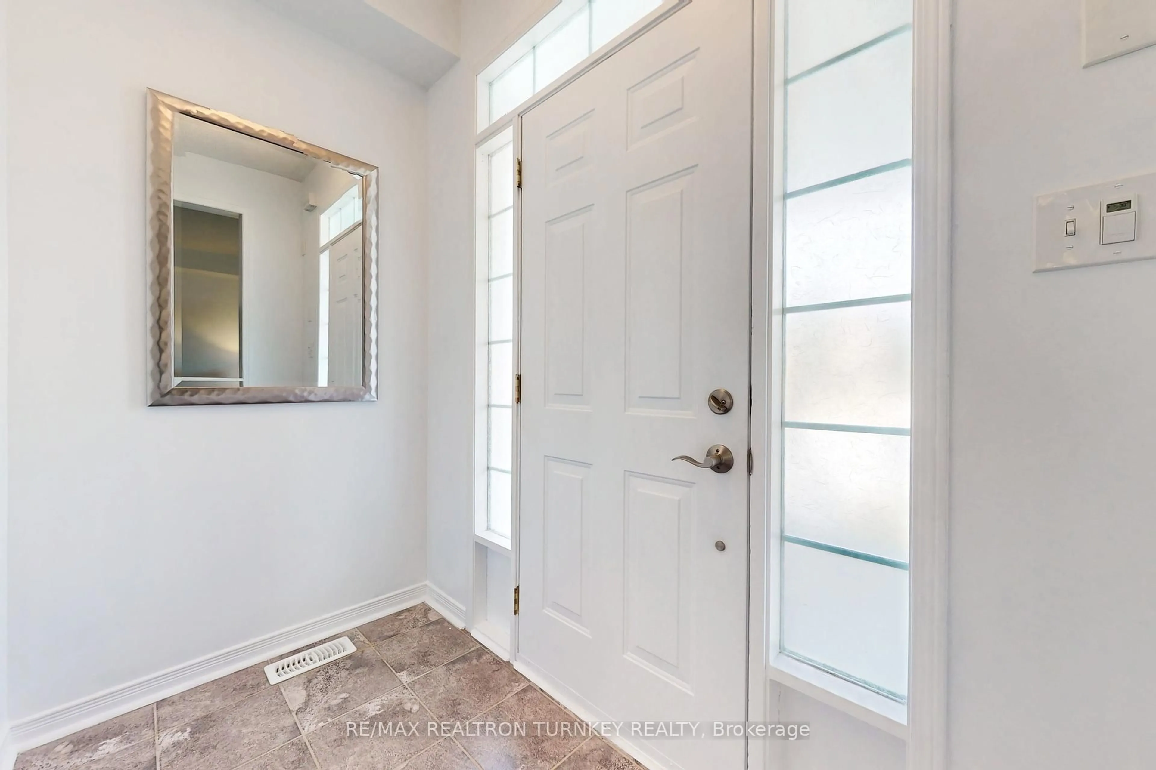Indoor entryway for 18 Trish Dr, Richmond Hill Ontario L4E 5C5