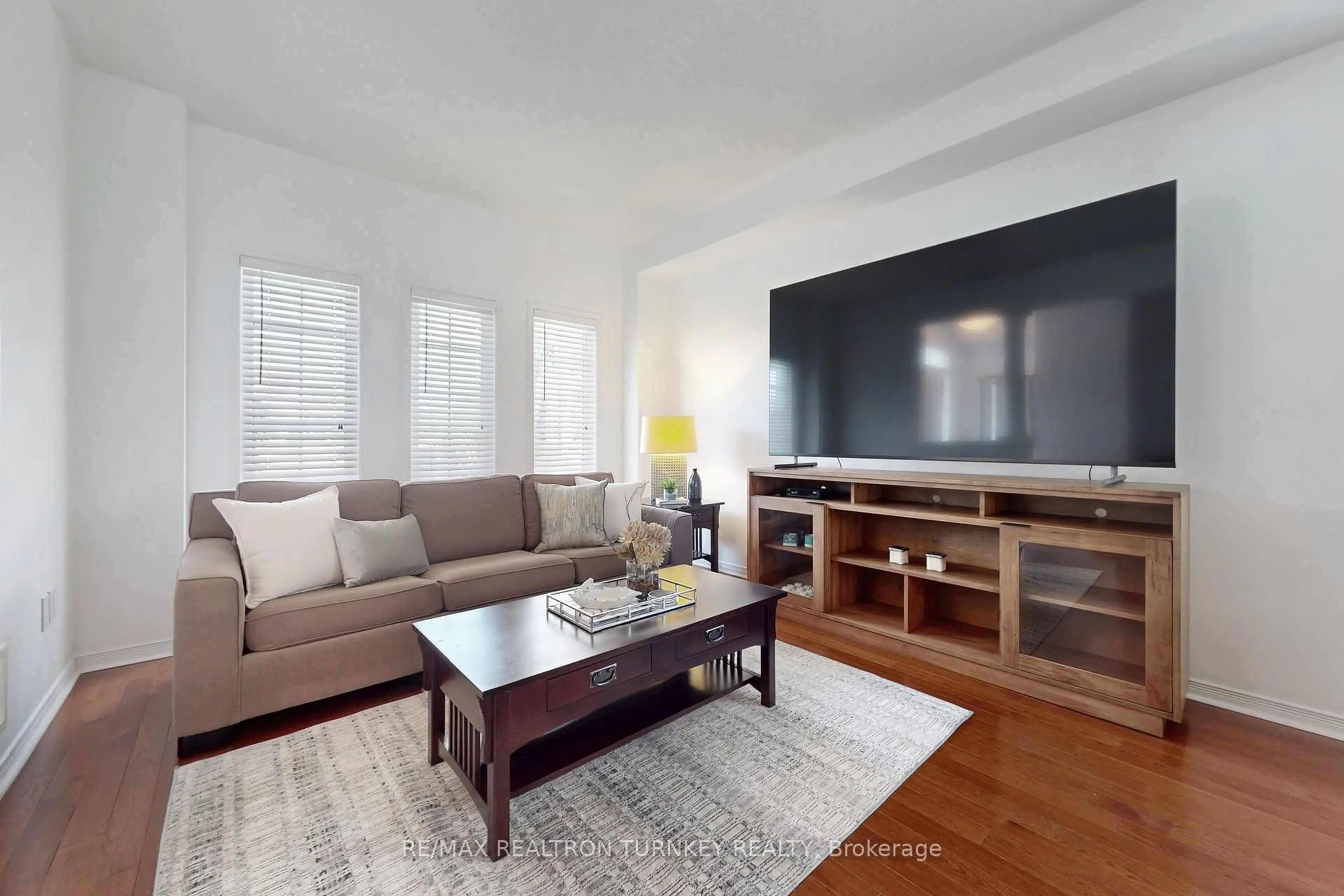 Living room with furniture, unknown for 18 Trish Dr, Richmond Hill Ontario L4E 5C5