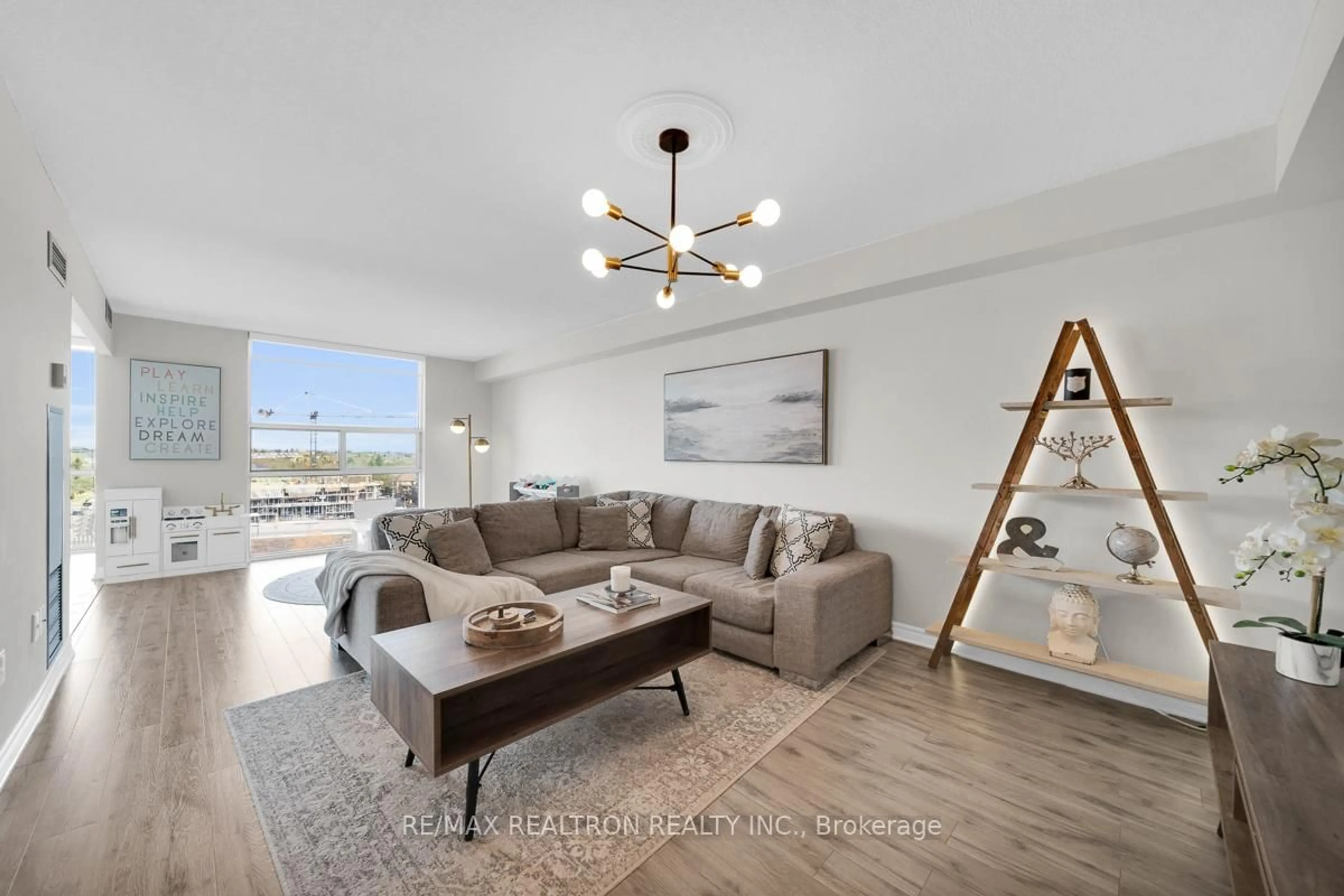 Living room with furniture, unknown for 30 Harding Blvd #1002, Richmond Hill Ontario L4C 9M3