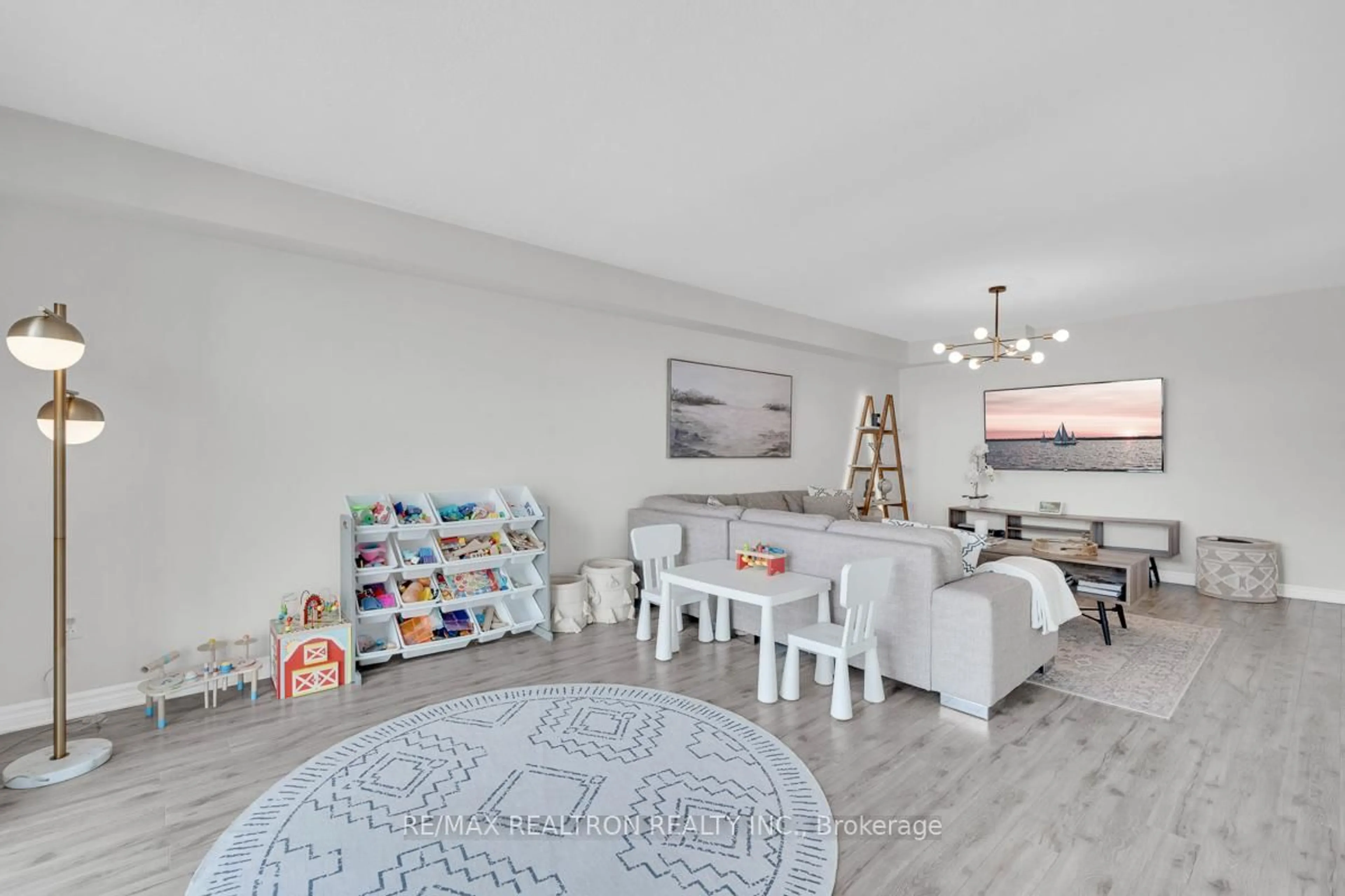 Living room with furniture, unknown for 30 Harding Blvd #1002, Richmond Hill Ontario L4C 9M3