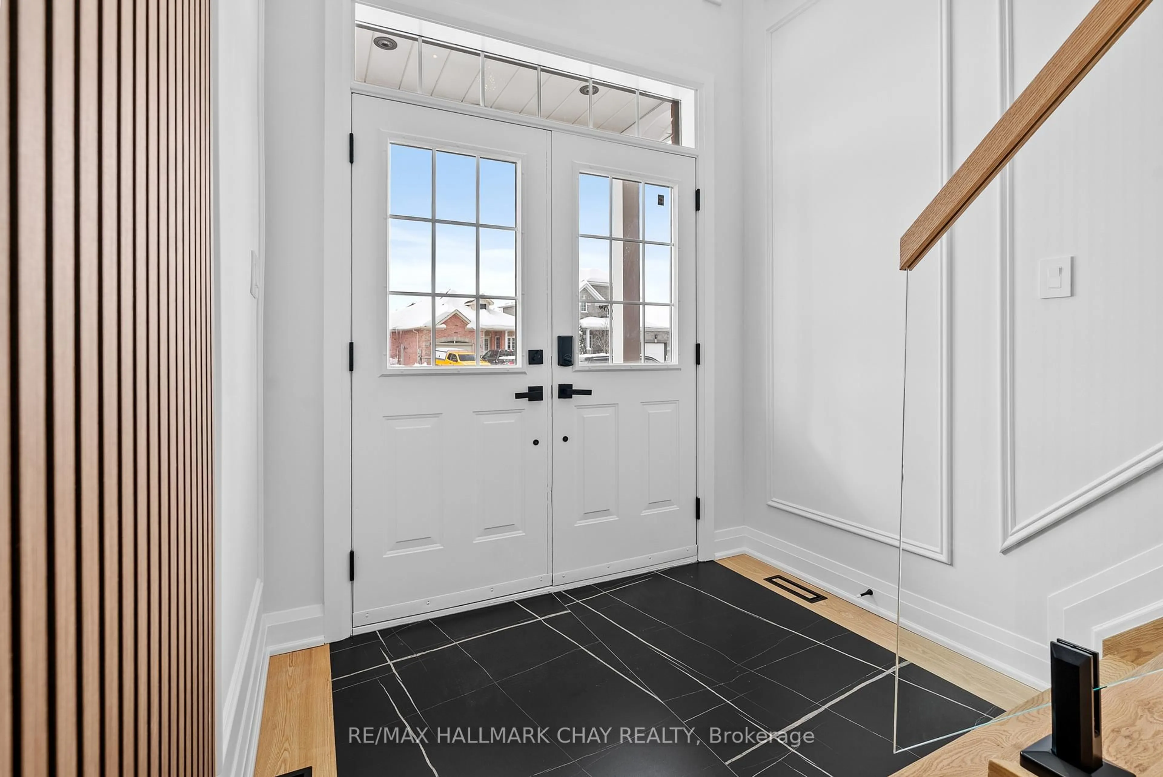 Indoor entryway for 110 Glendower Cres, Georgina Ontario L4P 0A2