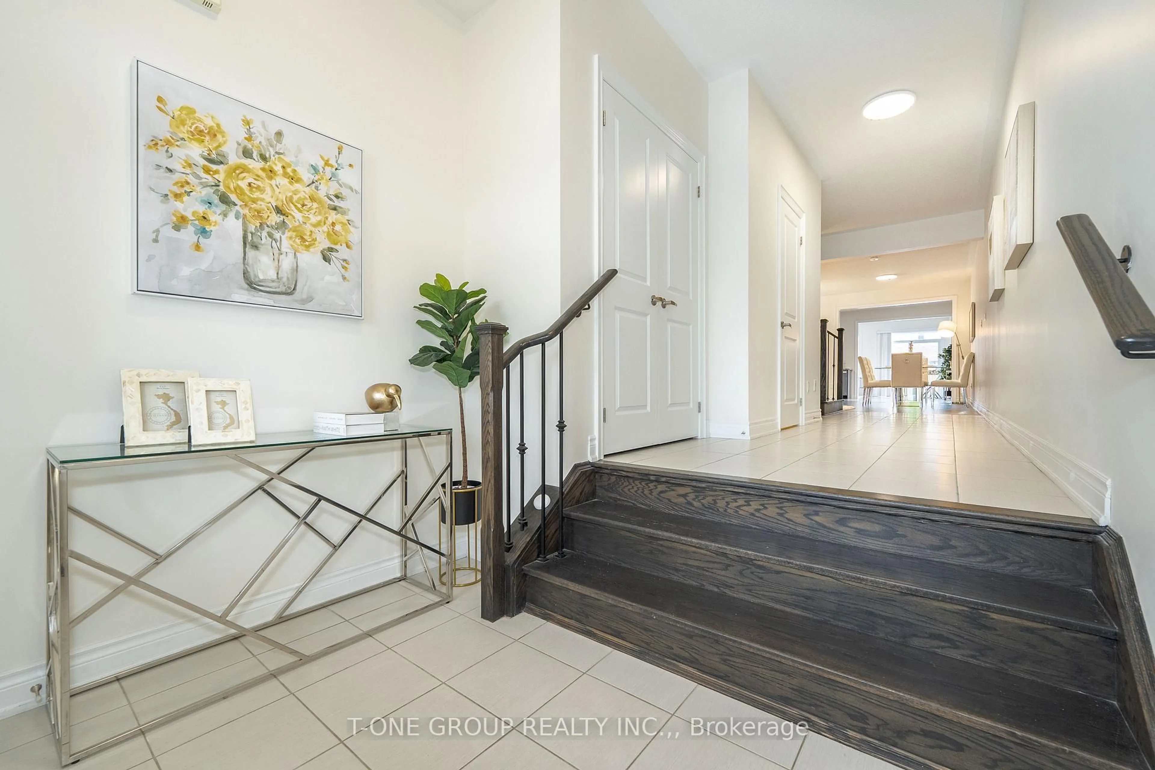Indoor entryway for 394 Kirkham Dr, Markham Ontario L3S 0E4