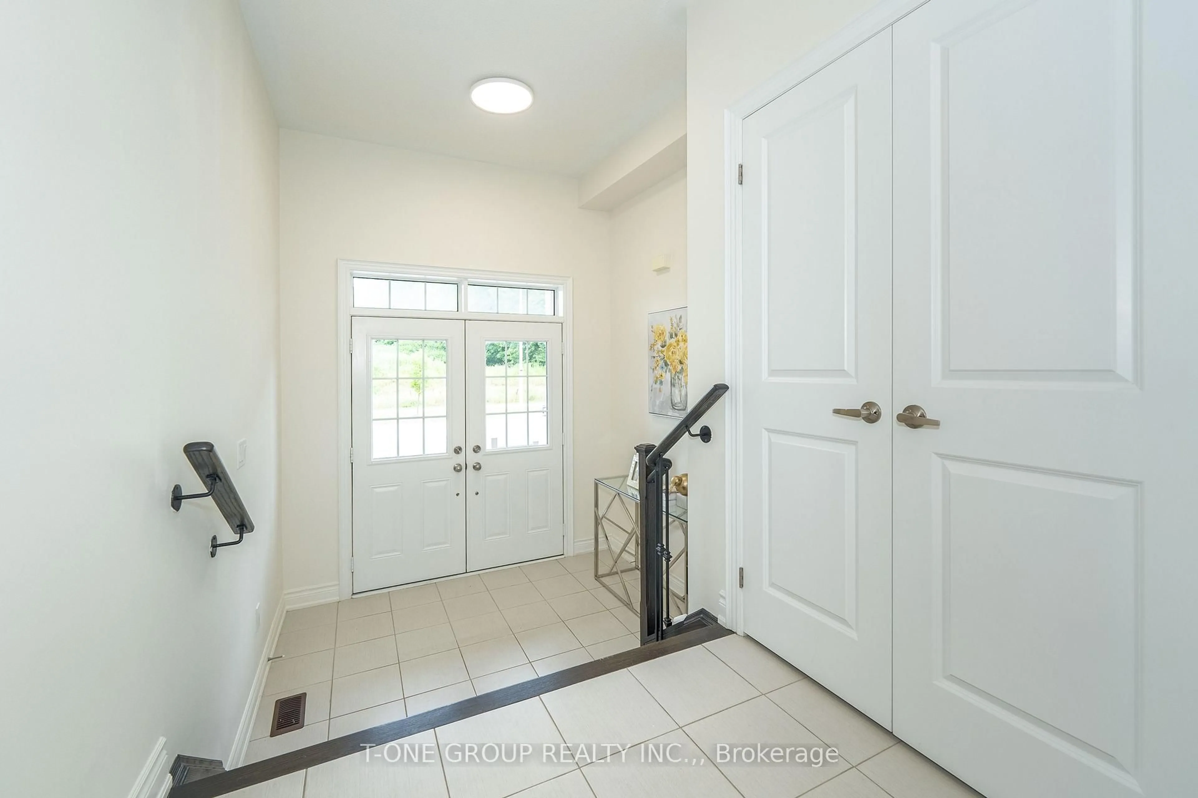 Indoor entryway for 394 Kirkham Dr, Markham Ontario L3S 0E4
