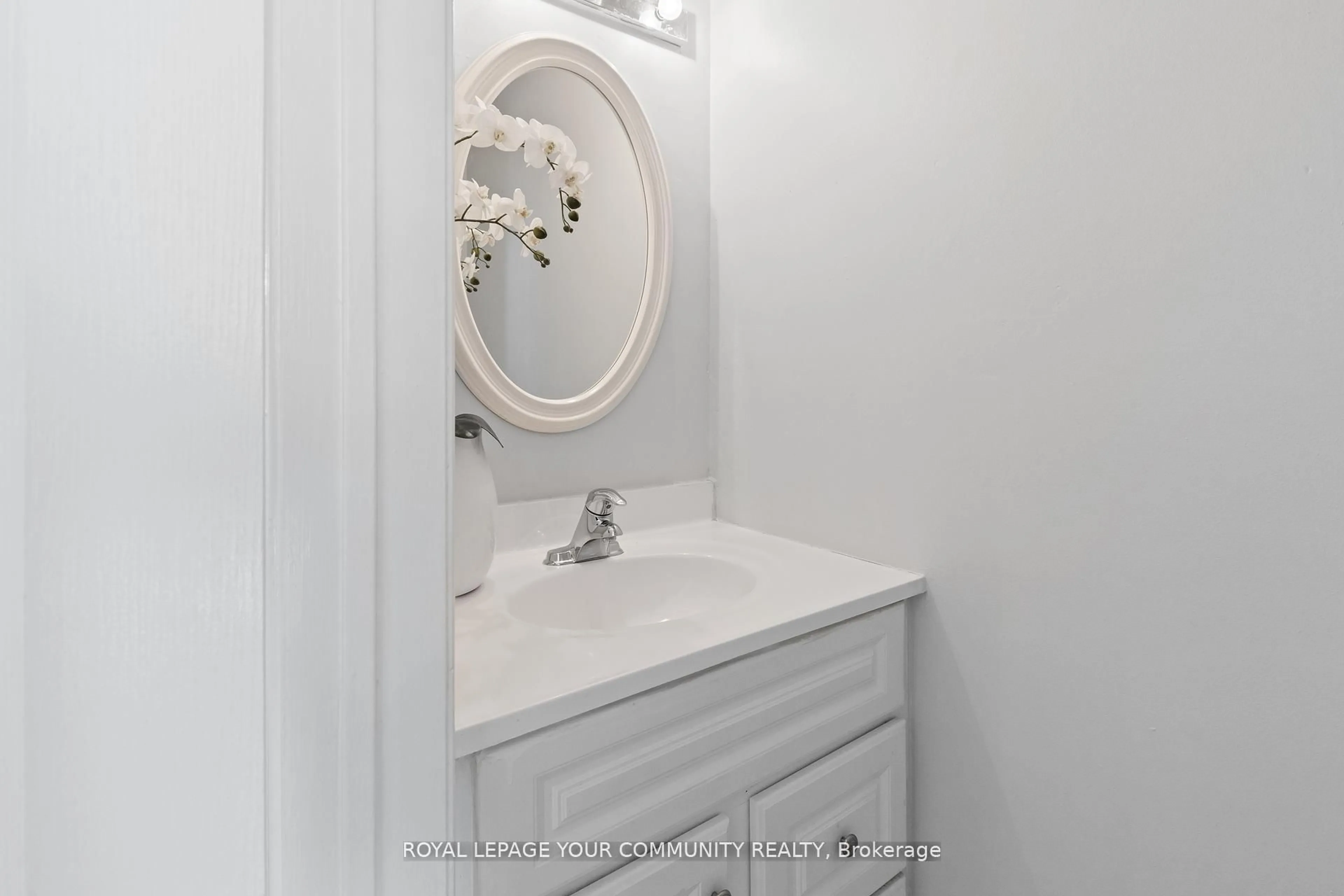 Standard bathroom, ceramic/tile floor for 299 Discovery Tr, Vaughan Ontario L6A 3K4