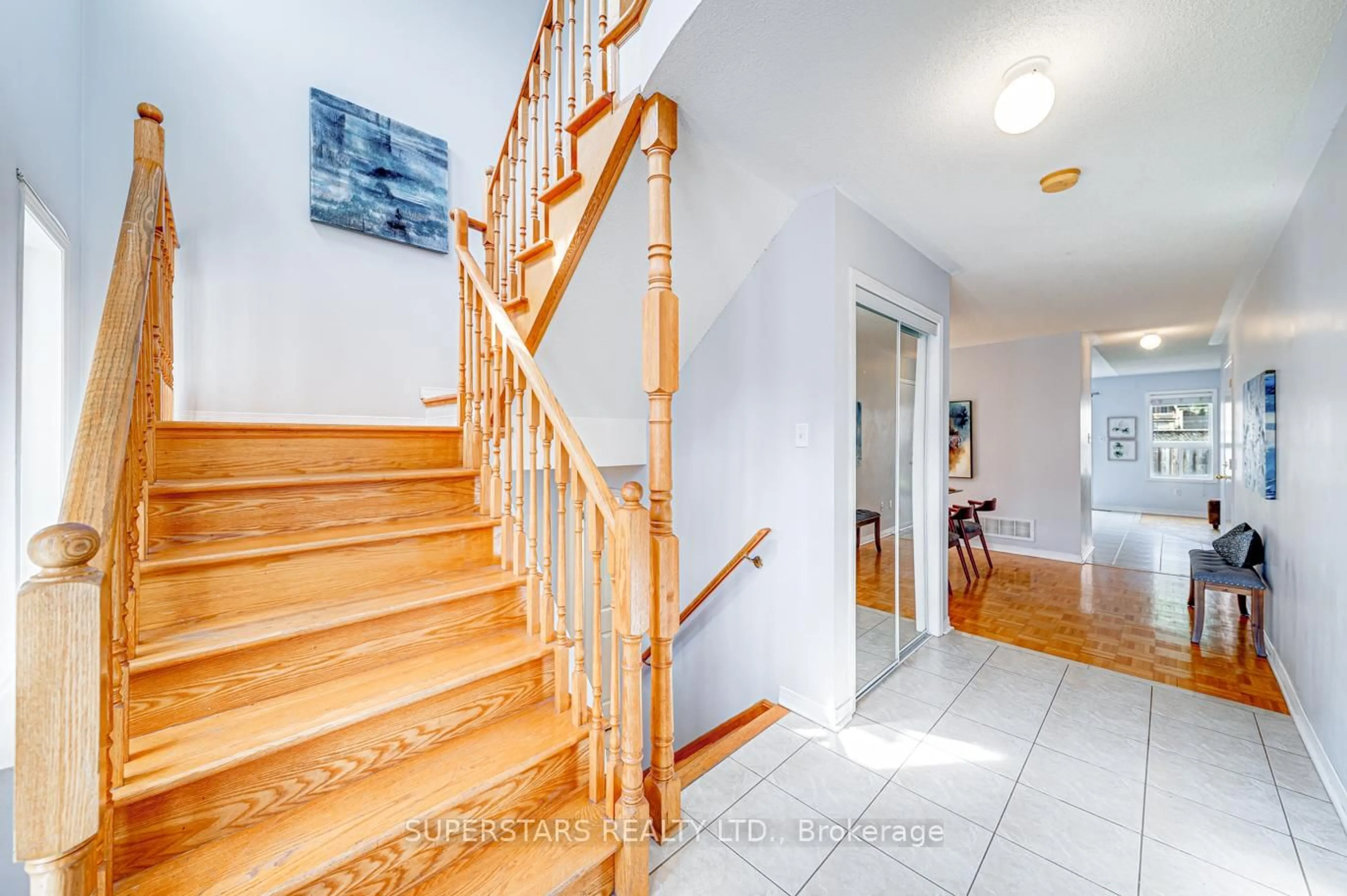 Indoor entryway for 370 Flagstone Way, Newmarket Ontario L3X 2R3