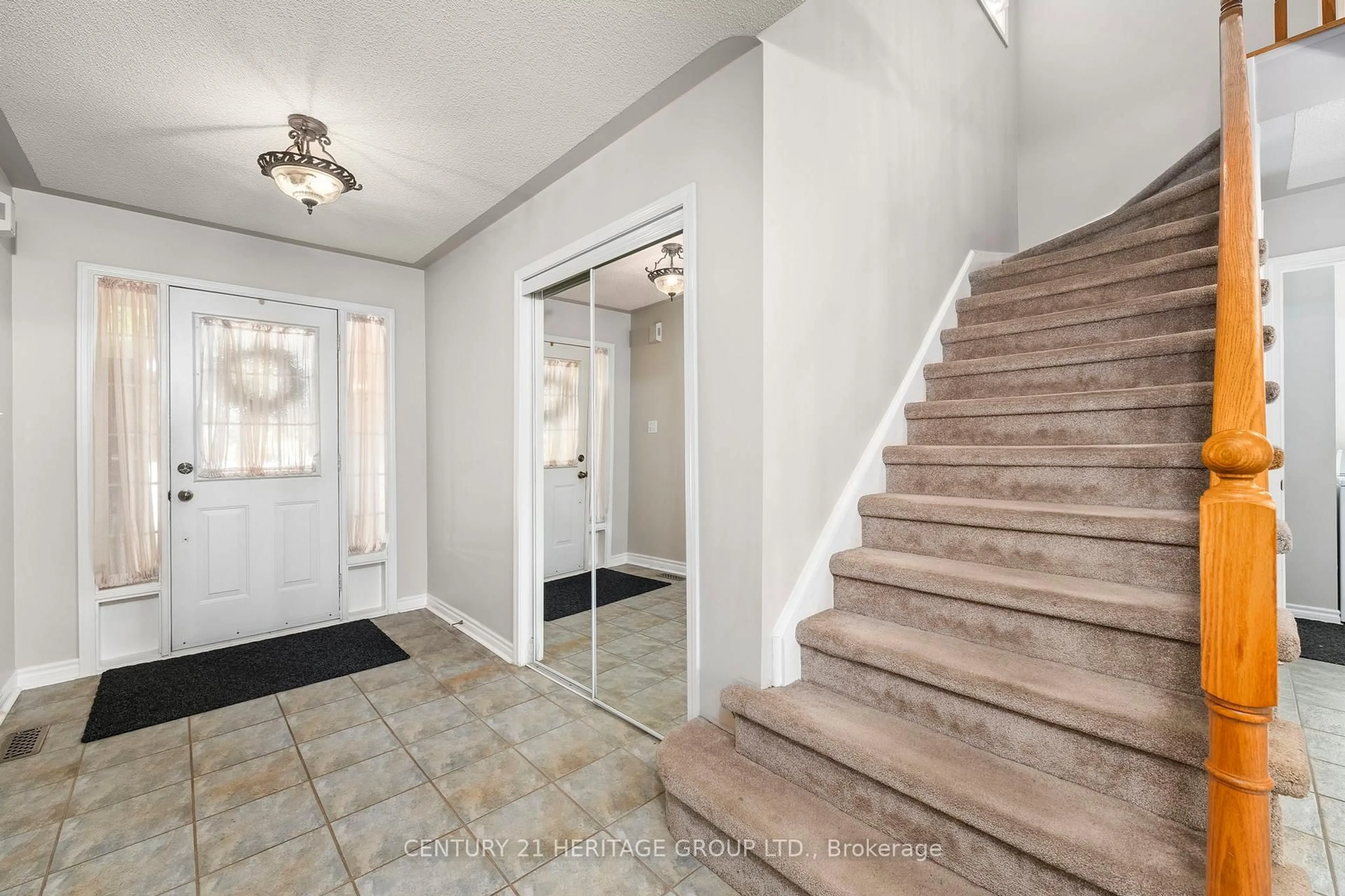 Indoor entryway for 214 Melbourne Dr, Bradford West Gwillimbury Ontario L3Z 2Y8