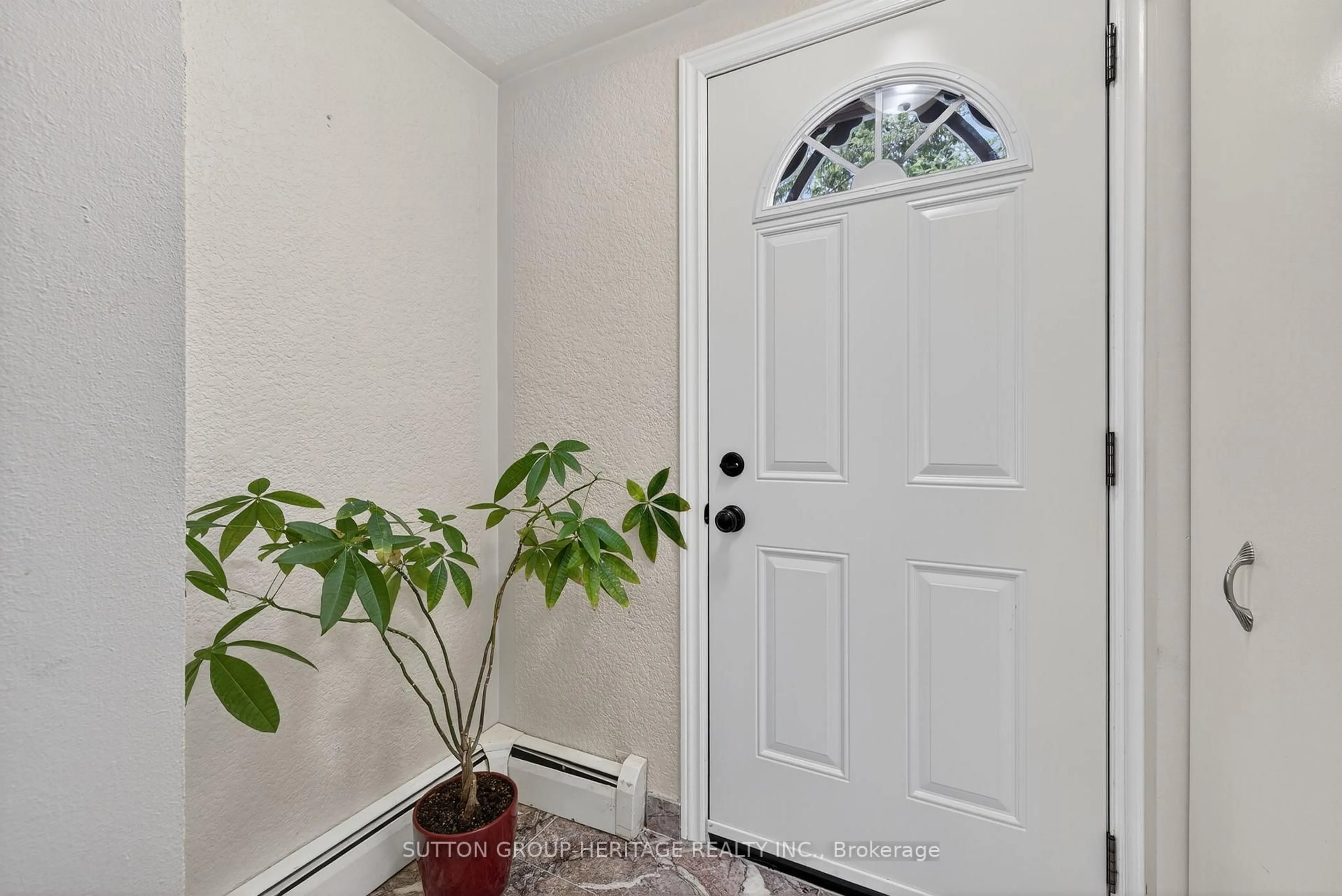 Indoor entryway for 22665 Lakeridge Rd, Brock Ontario L0E 1E0