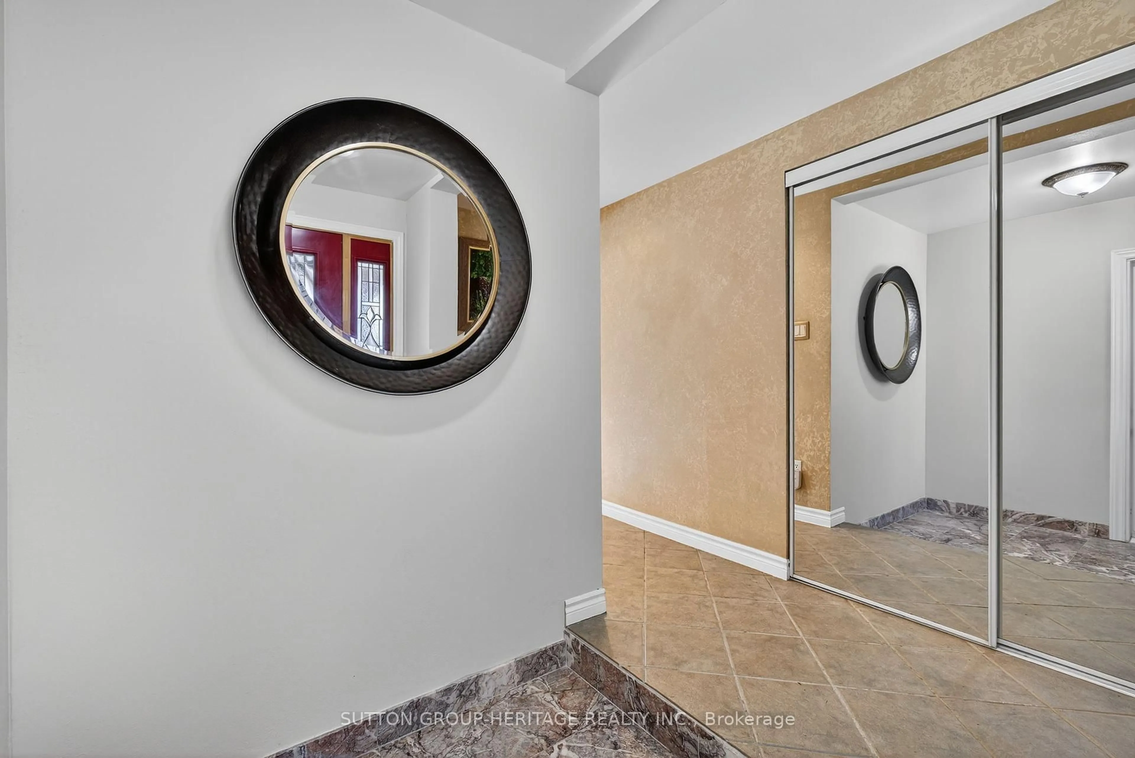 Indoor foyer for 22665 Lakeridge Rd, Brock Ontario L0E 1E0