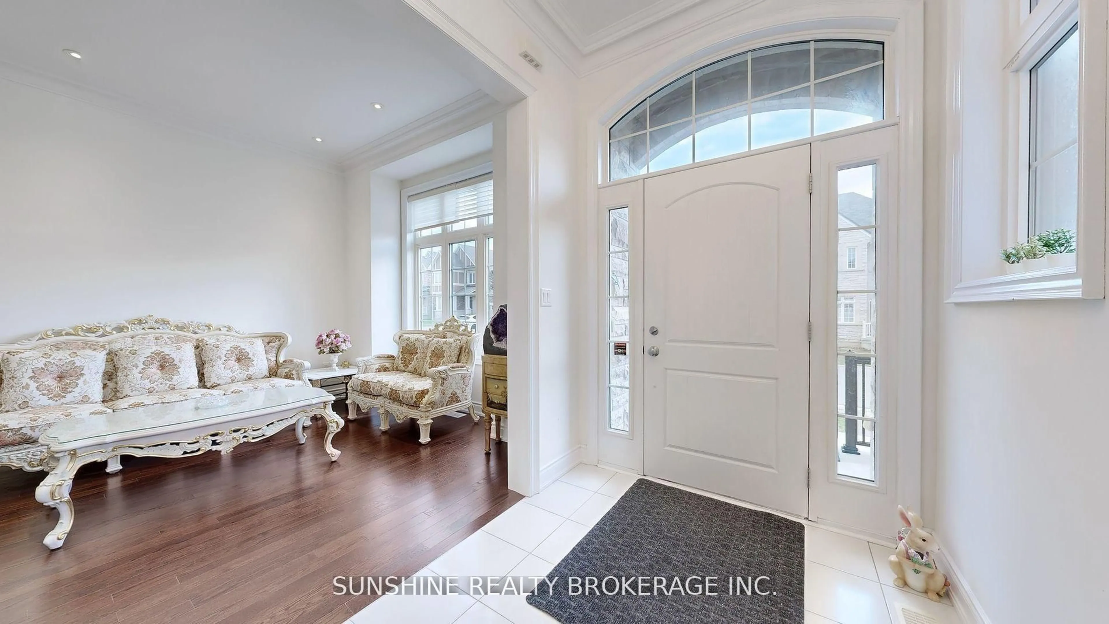 Indoor entryway for 110 Novan Cres, Aurora Ontario L4G 0X7