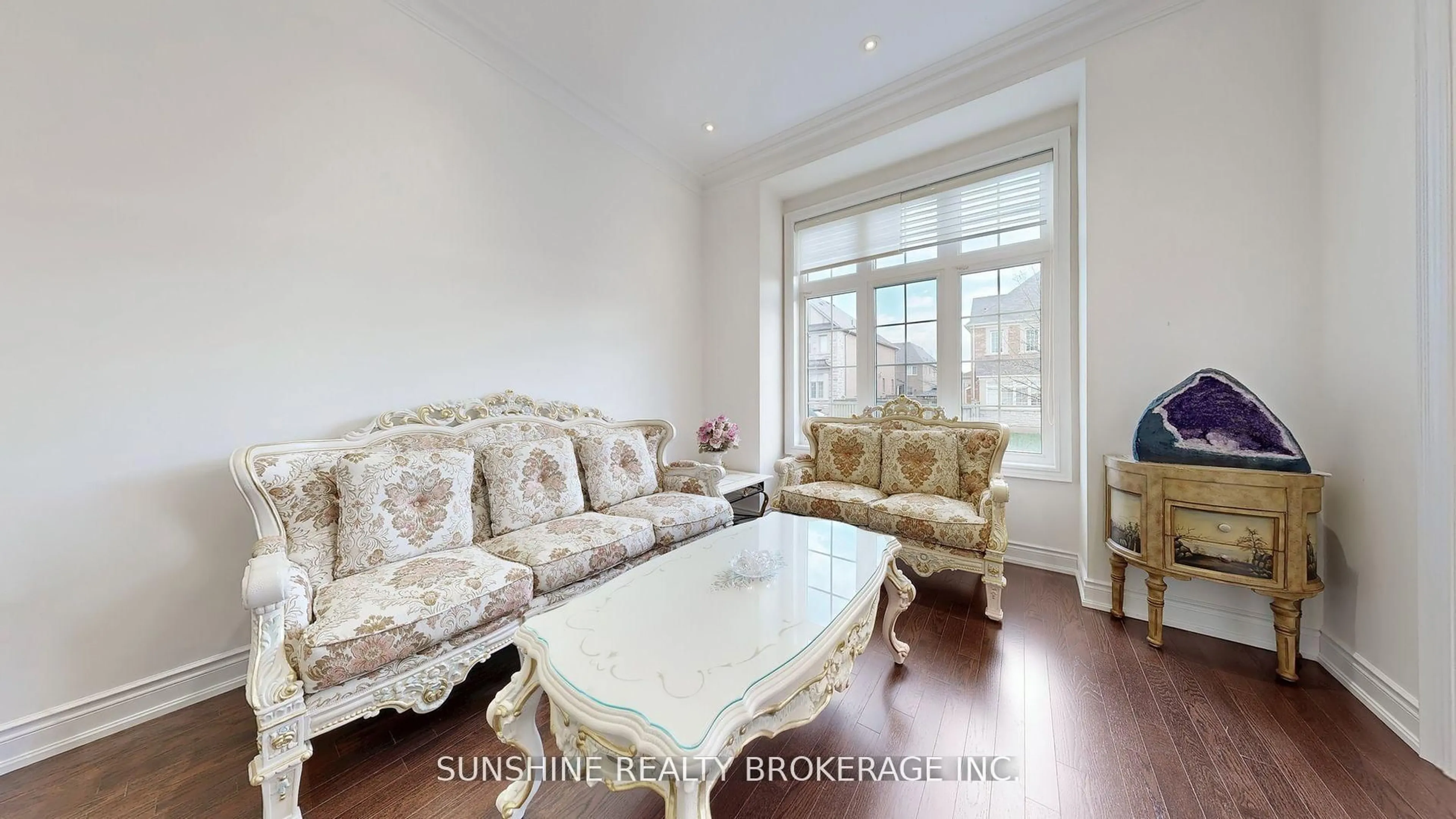 Living room with furniture, wood/laminate floor for 110 Novan Cres, Aurora Ontario L4G 0X7