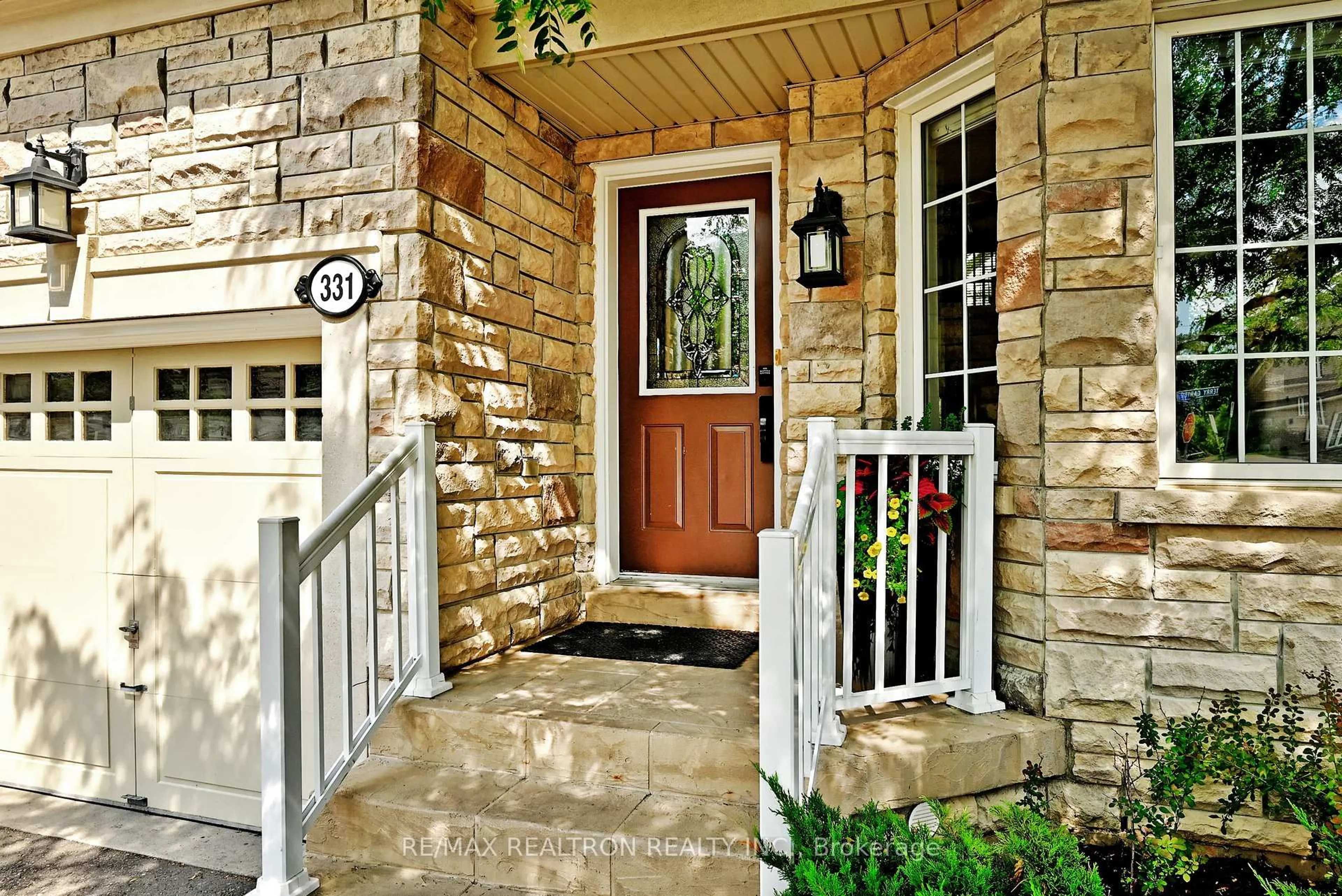 Indoor entryway for 331 Terry Carter Cres, Newmarket Ontario L3Y 9G2
