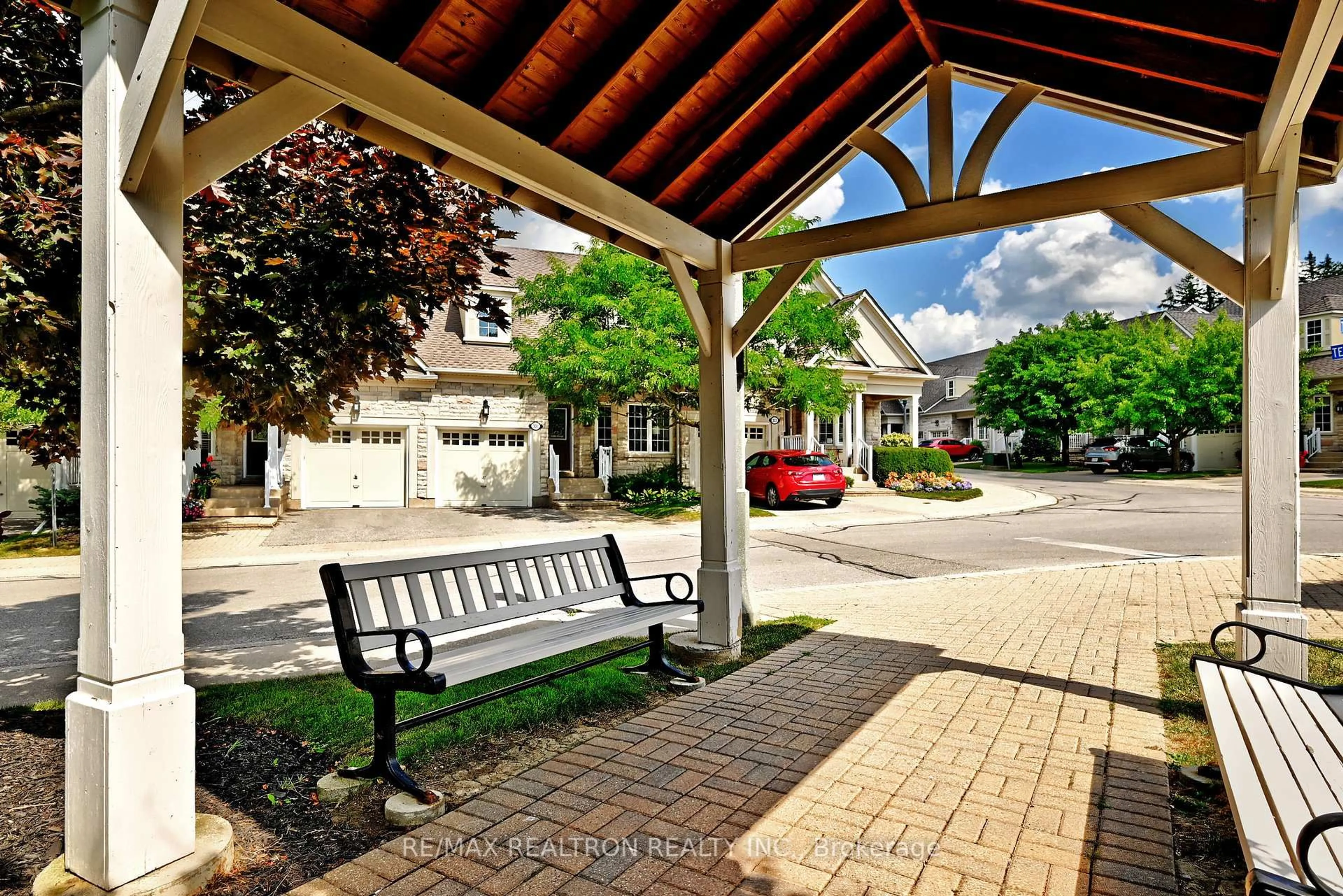 Patio, street for 331 Terry Carter Cres, Newmarket Ontario L3Y 9G2