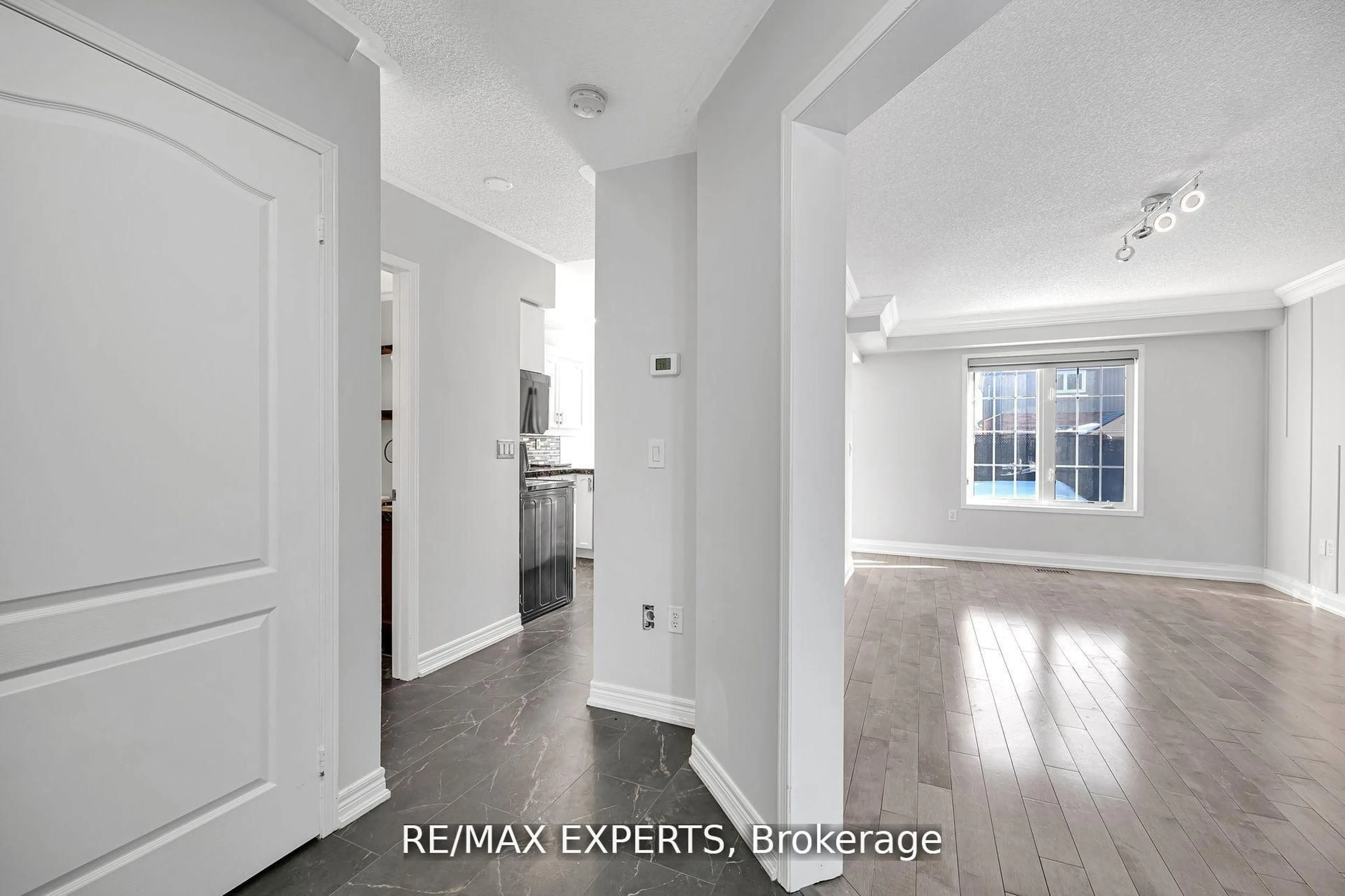 Indoor entryway for 1111 Kell St, Innisfil Ontario L9S 4W4