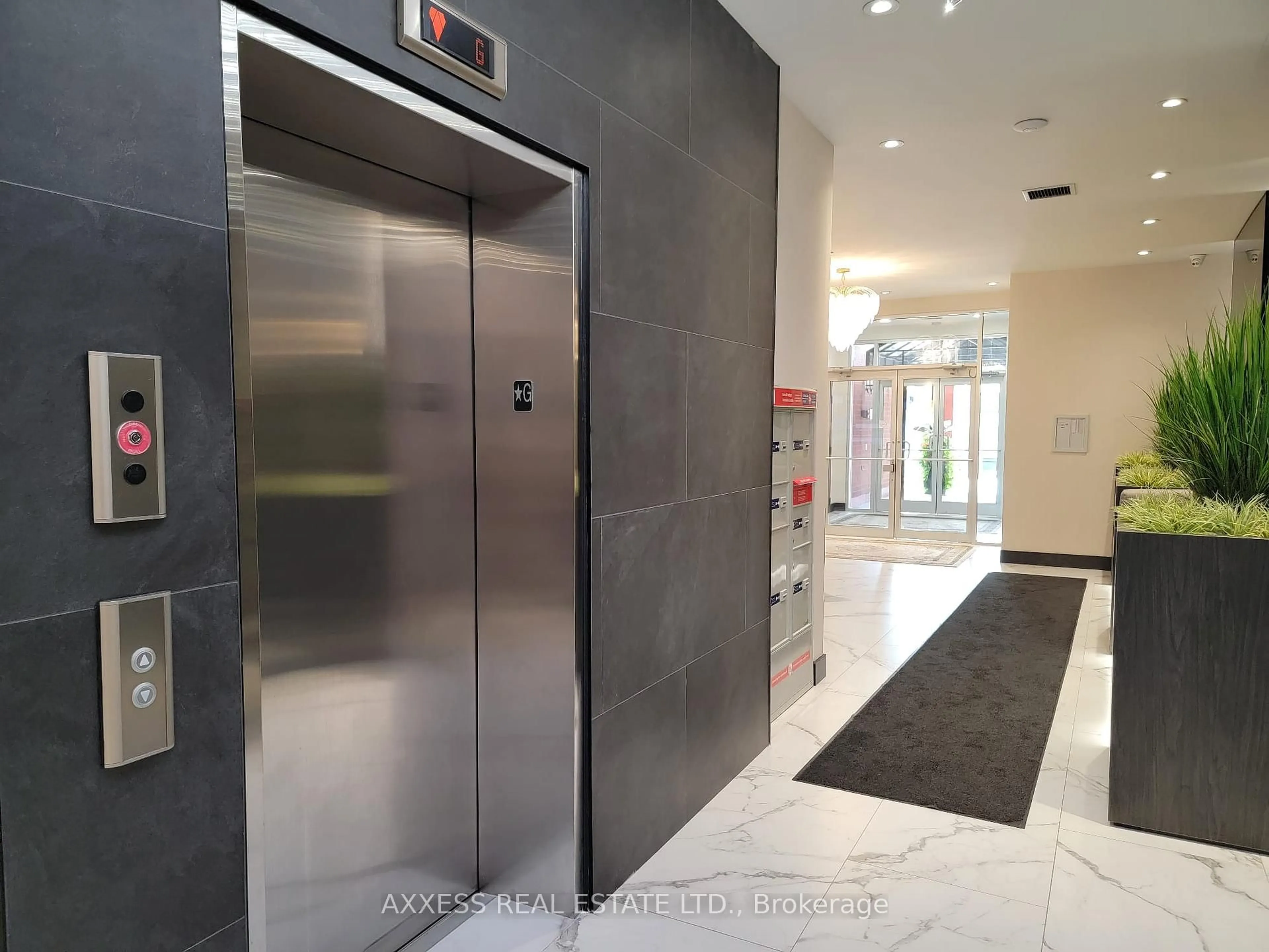 Indoor foyer for 160 Woodbridge Ave #210, Vaughan Ontario L4L 0B8