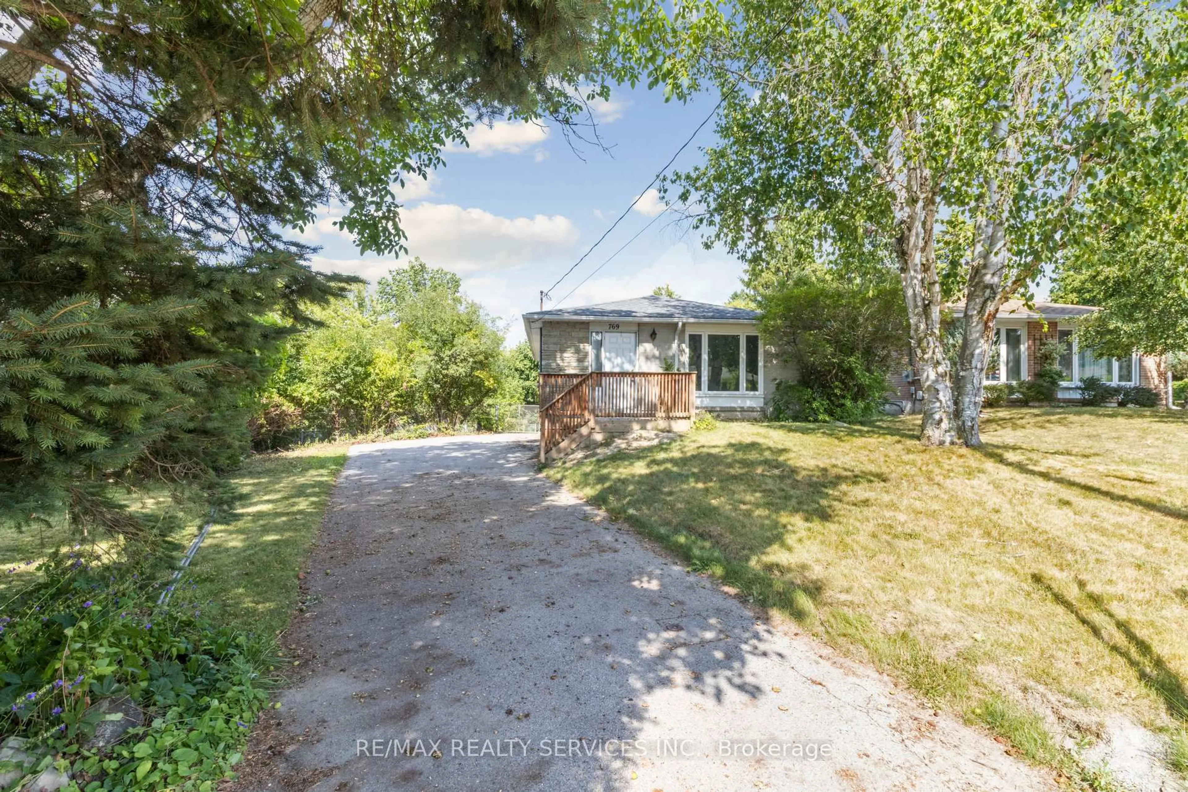 A pic from outside/outdoor area/front of a property/back of a property/a pic from drone, street for 769 Greenfield Cres, Newmarket Ontario L3Y 3B2