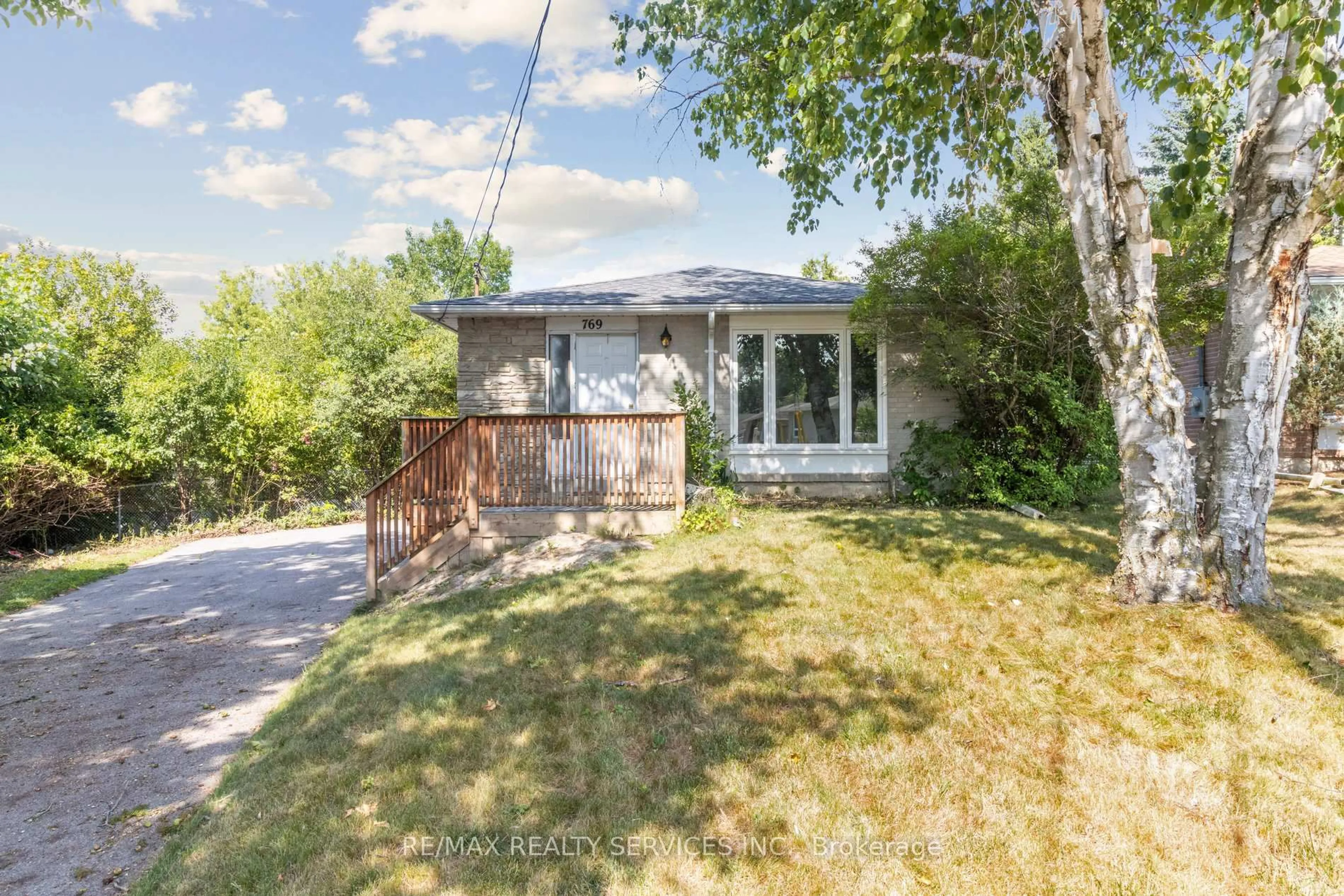 A pic from outside/outdoor area/front of a property/back of a property/a pic from drone, street for 769 Greenfield Cres, Newmarket Ontario L3Y 3B2