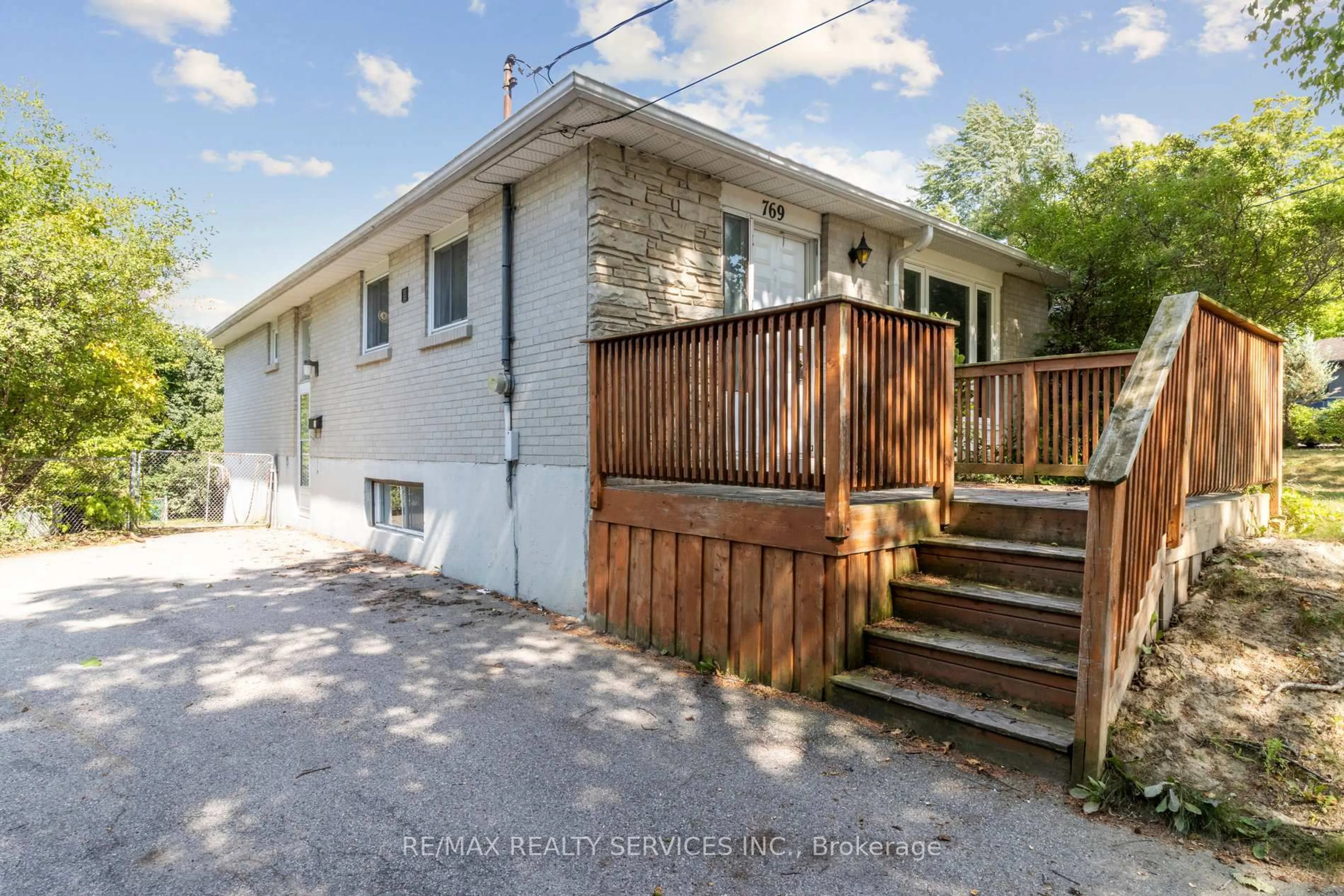 A pic from outside/outdoor area/front of a property/back of a property/a pic from drone, street for 769 Greenfield Cres, Newmarket Ontario L3Y 3B2