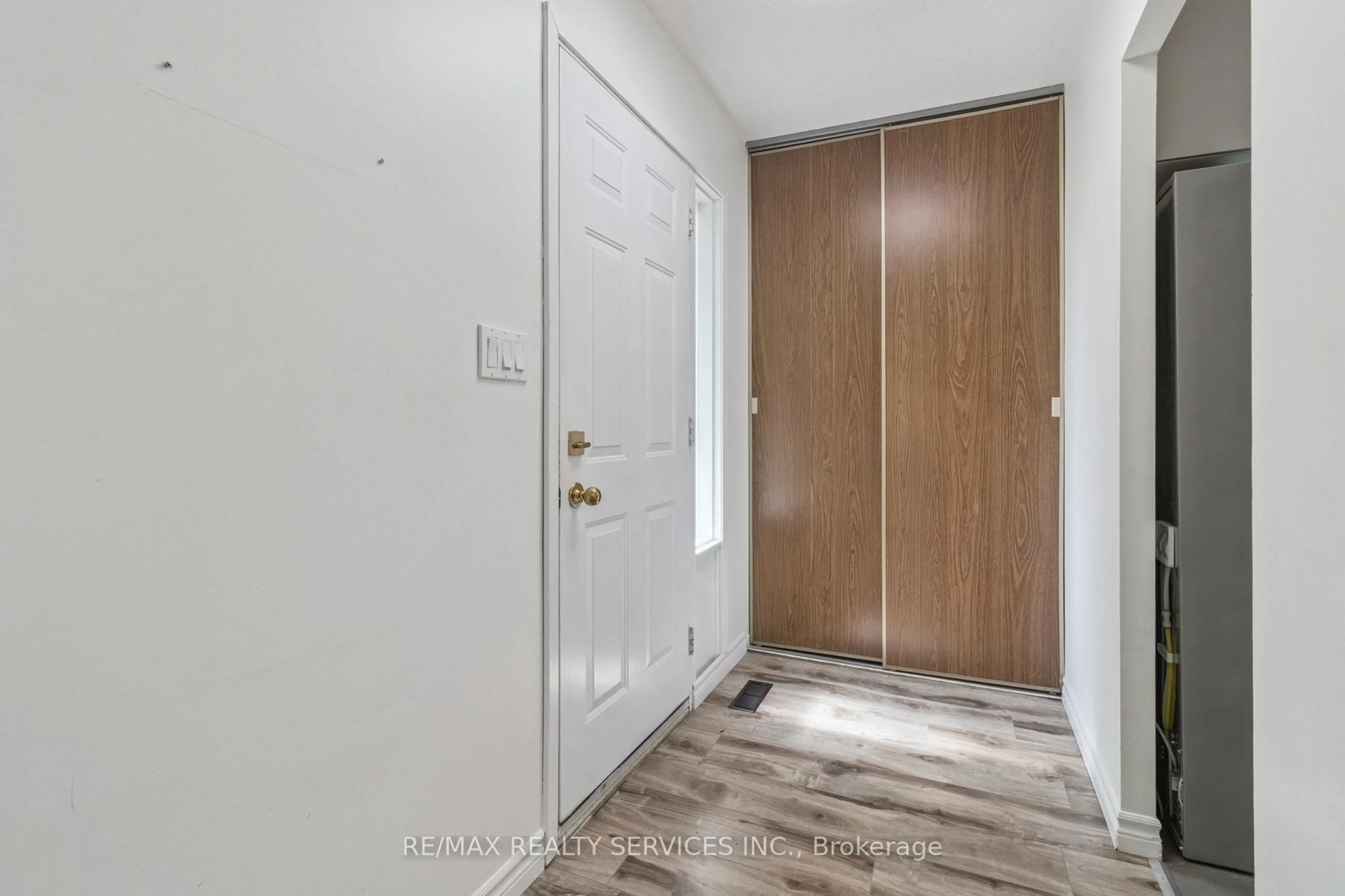 Indoor entryway for 769 Greenfield Cres, Newmarket Ontario L3Y 3B2