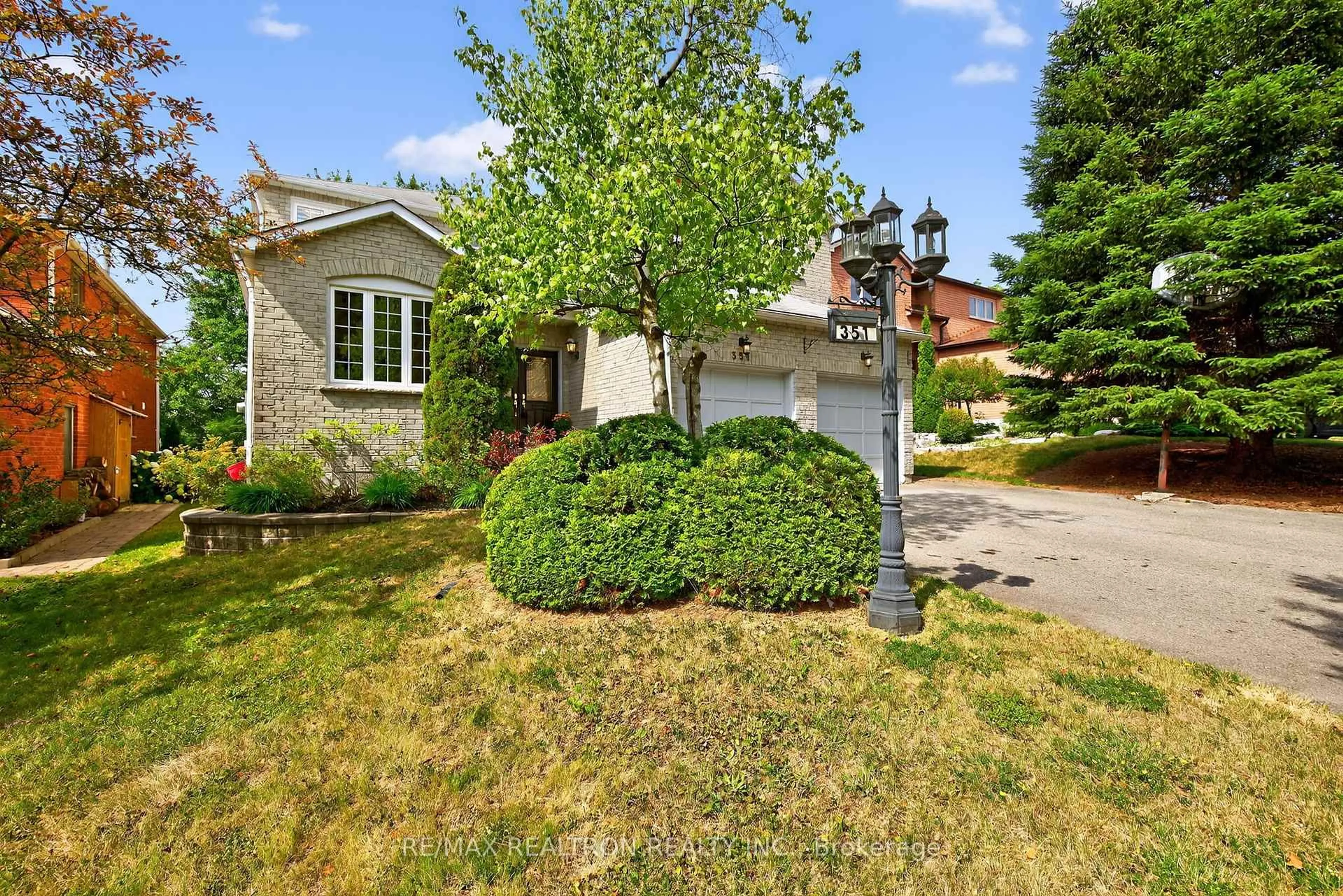 Unknown for 351 Kirby Cres, Newmarket Ontario L3X 1G8
