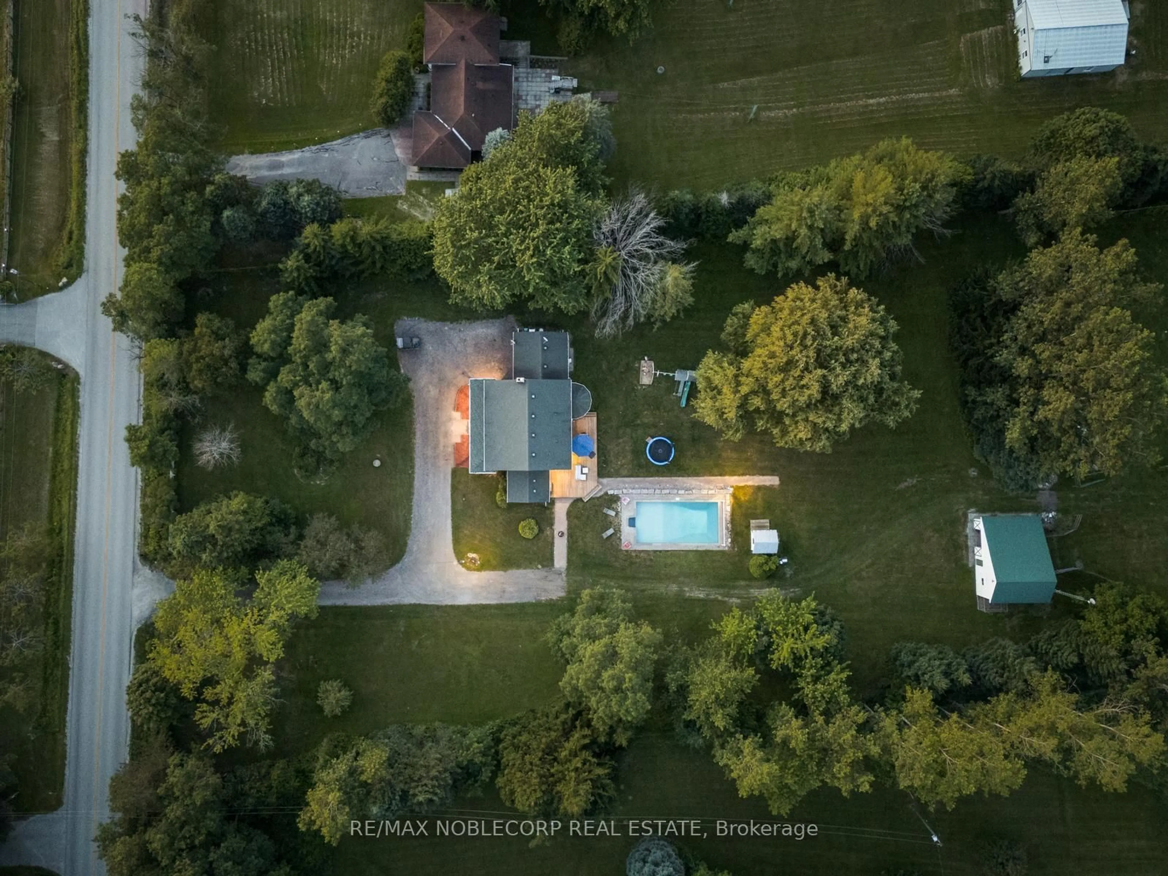 A pic from outside/outdoor area/front of a property/back of a property/a pic from drone, unknown for 2037 15th Sdrd, New Tecumseth Ontario L0G 1W0