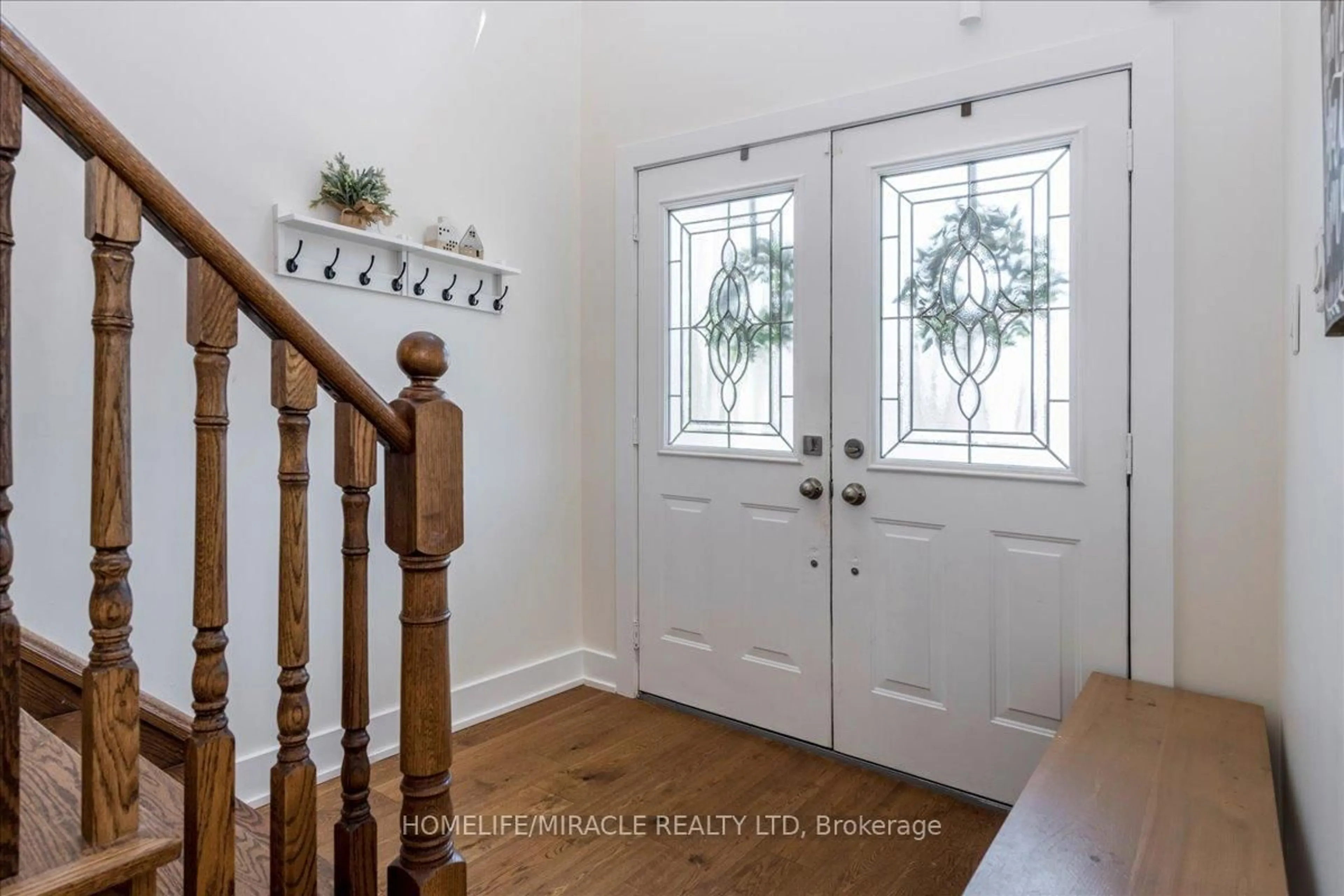 Indoor entryway for 30 Gold Park Gate, Essa Ontario L0M 1B4