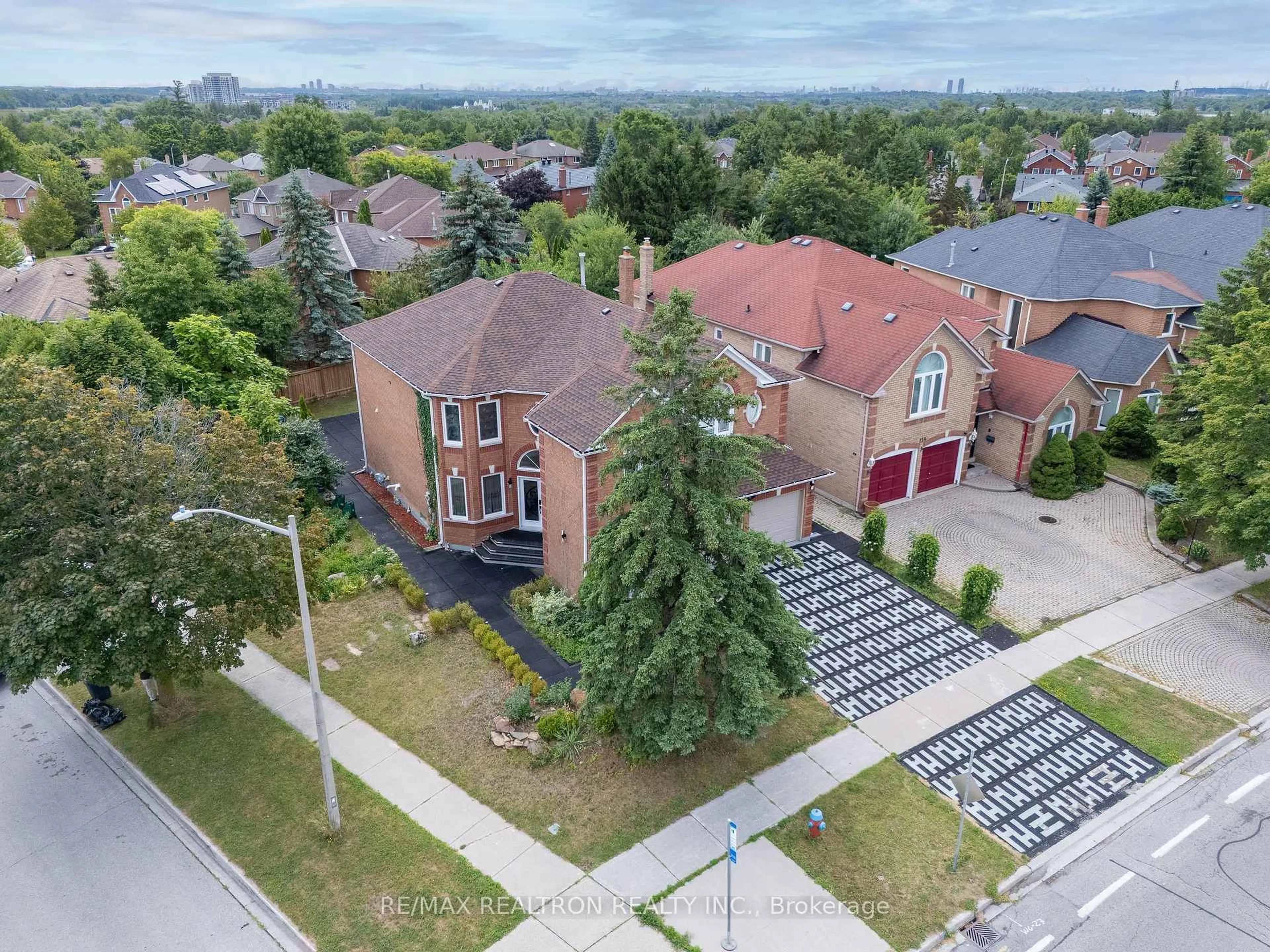 A pic from outside/outdoor area/front of a property/back of a property/a pic from drone, street for 161 Devonsleigh Blvd, Richmond Hill Ontario L4S 1G3