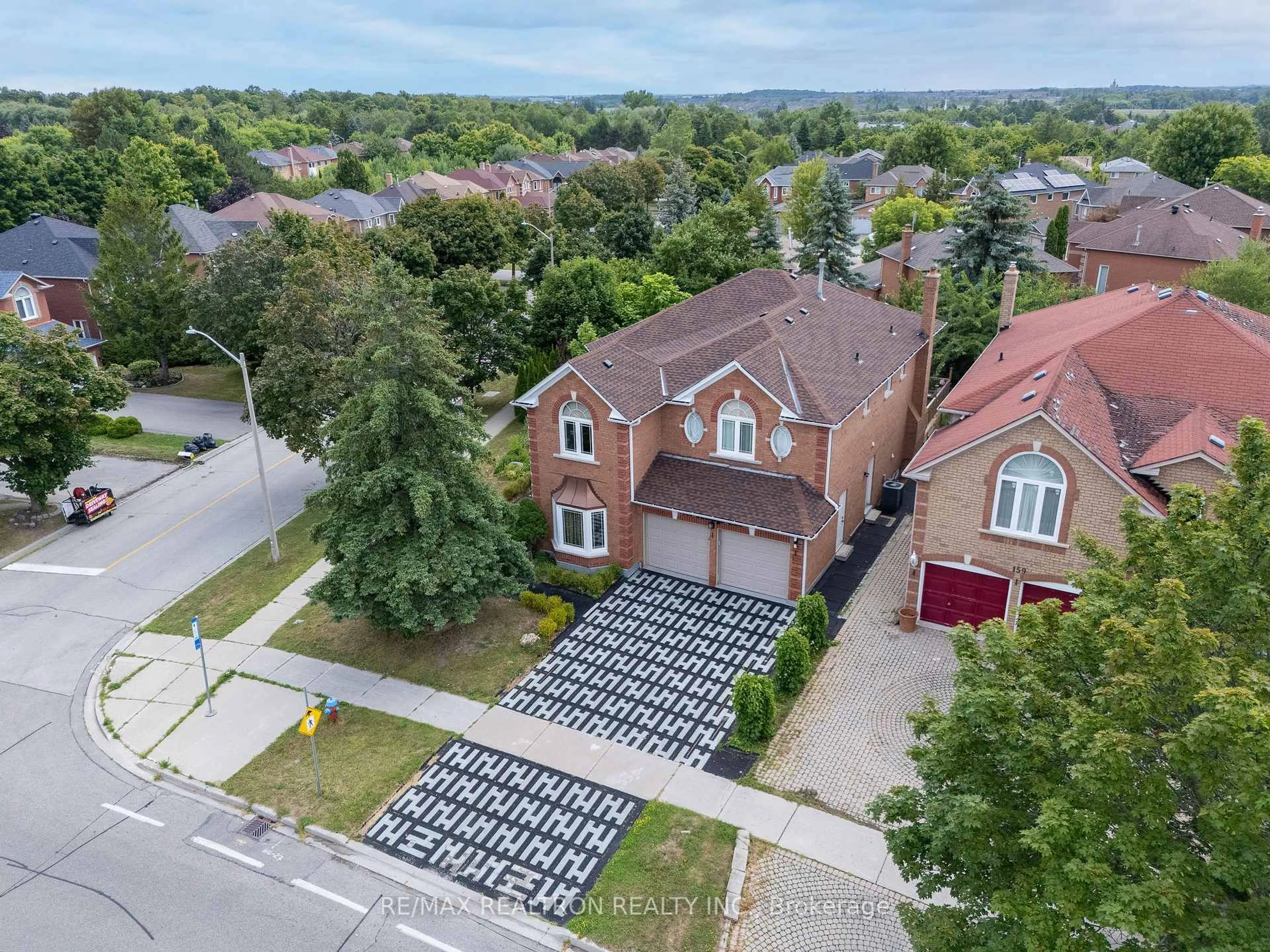 A pic from outside/outdoor area/front of a property/back of a property/a pic from drone, street for 161 Devonsleigh Blvd, Richmond Hill Ontario L4S 1G3