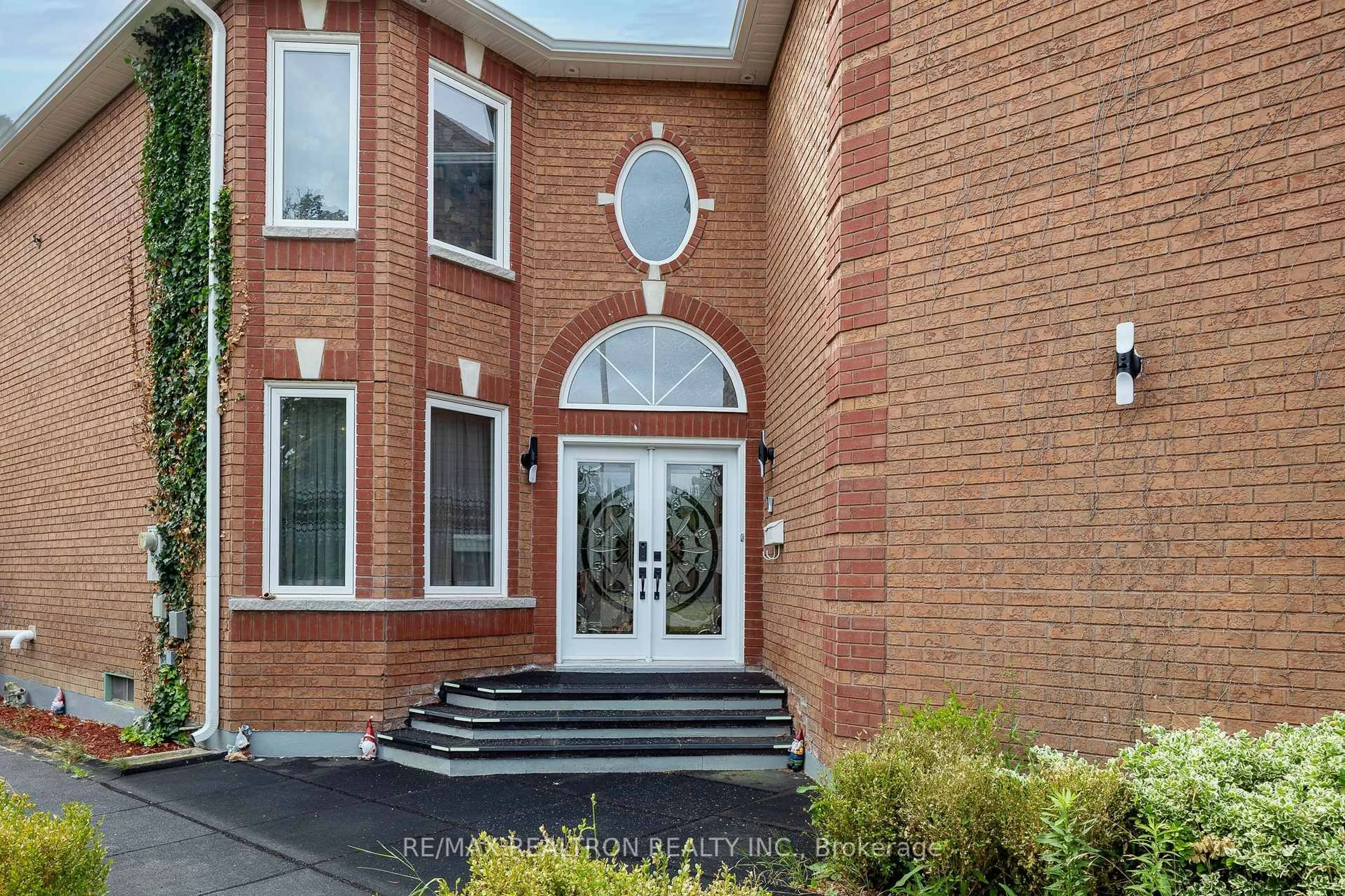 Indoor foyer for 161 Devonsleigh Blvd, Richmond Hill Ontario L4S 1G3