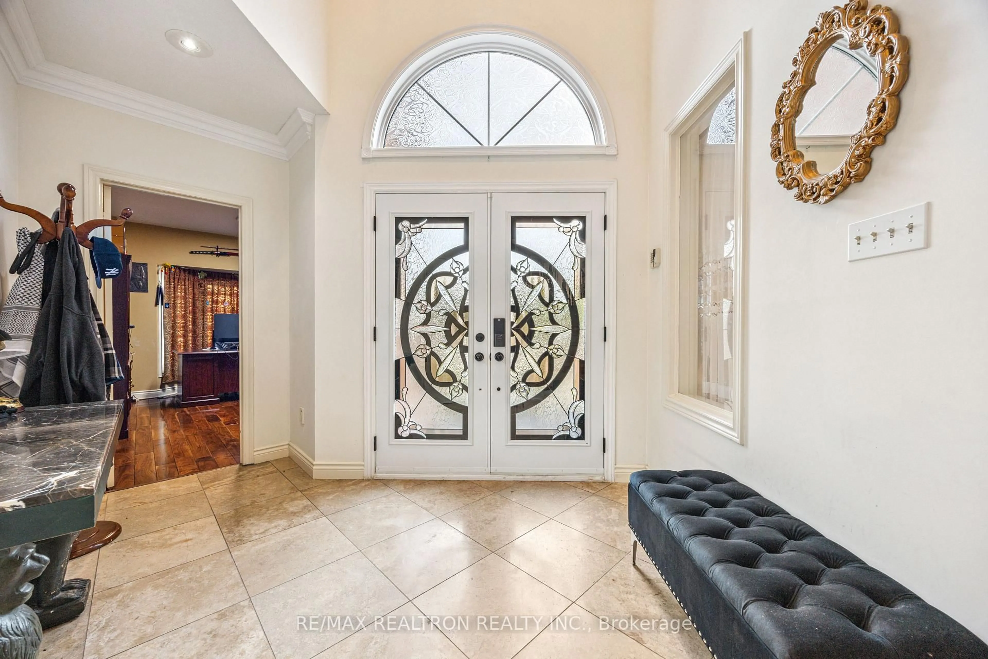Indoor entryway for 161 Devonsleigh Blvd, Richmond Hill Ontario L4S 1G3