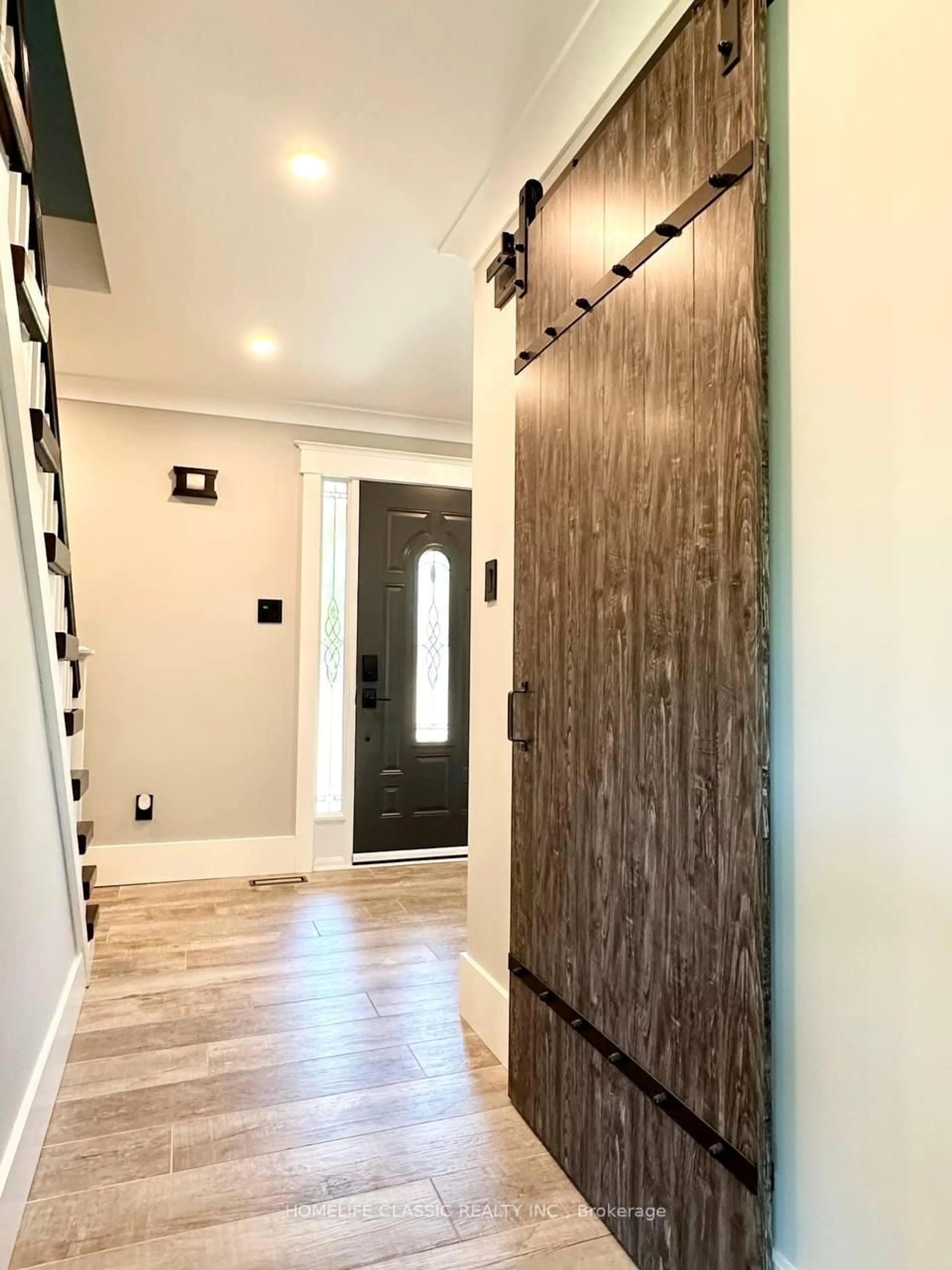 Indoor entryway for 90 Carlson Dr, Newmarket Ontario L3Y 5H3