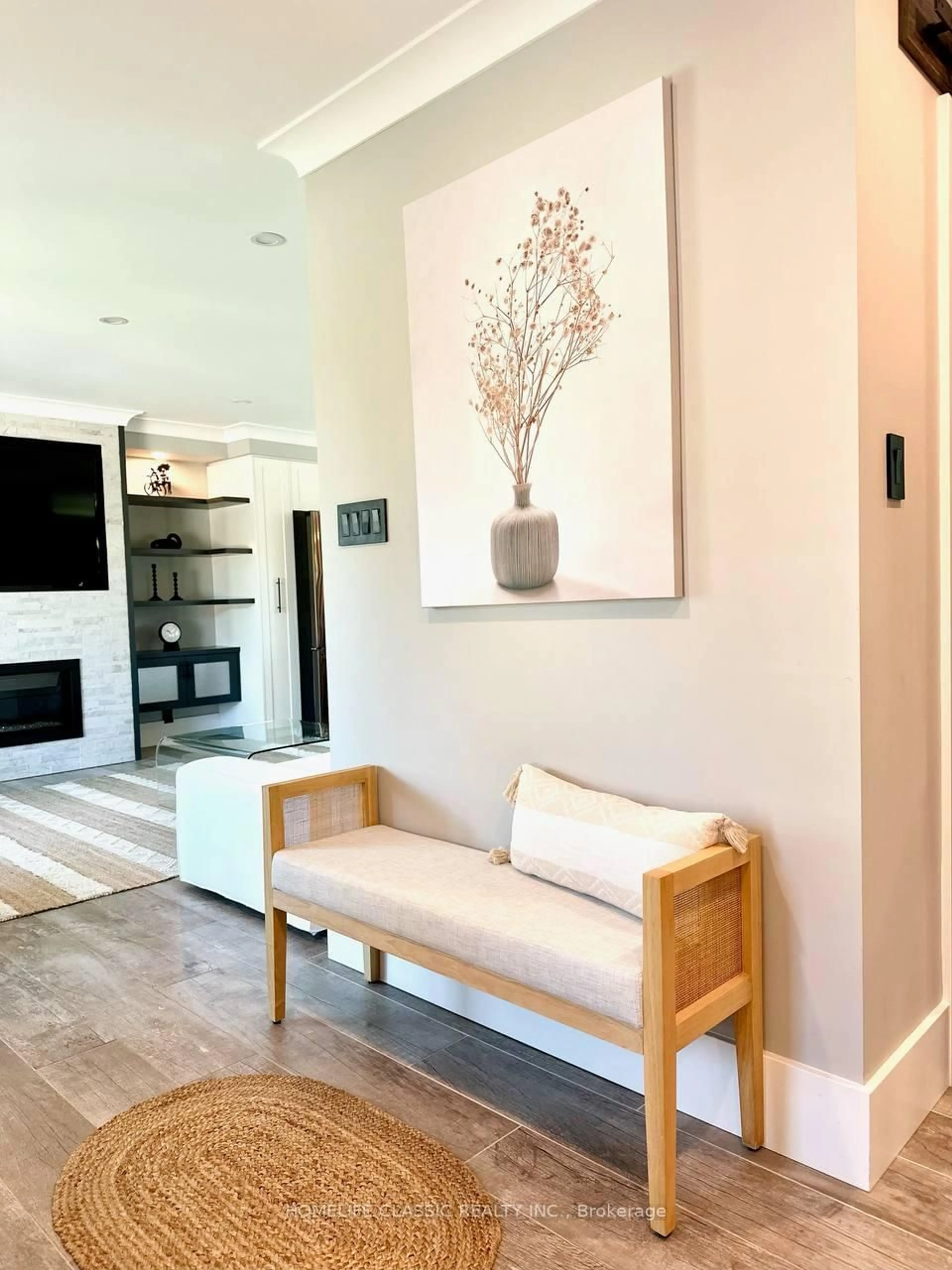 Indoor entryway for 90 Carlson Dr, Newmarket Ontario L3Y 5H3