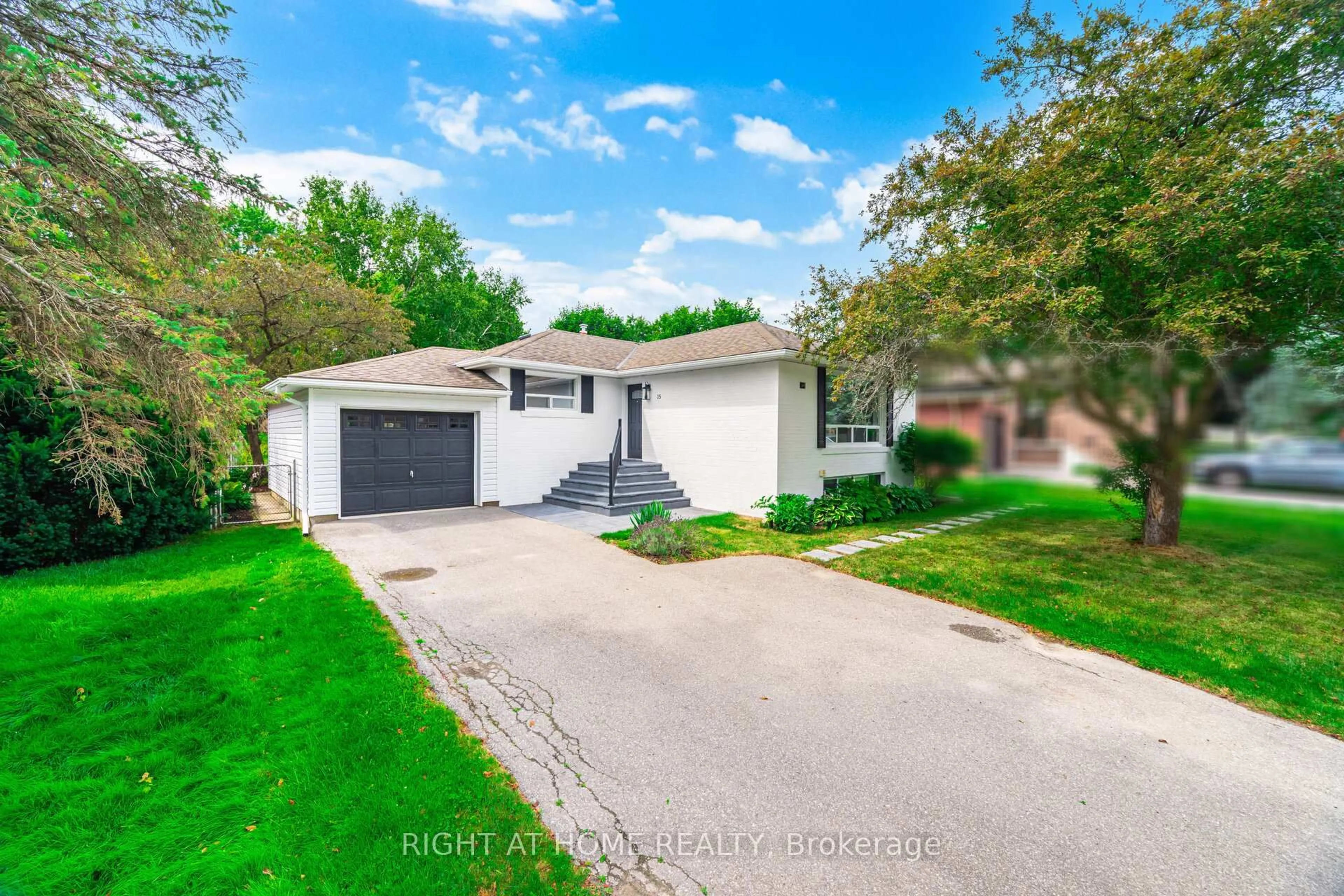 A pic from outside/outdoor area/front of a property/back of a property/a pic from drone, street for 15 Kemano Rd, Aurora Ontario L4G 2Y2