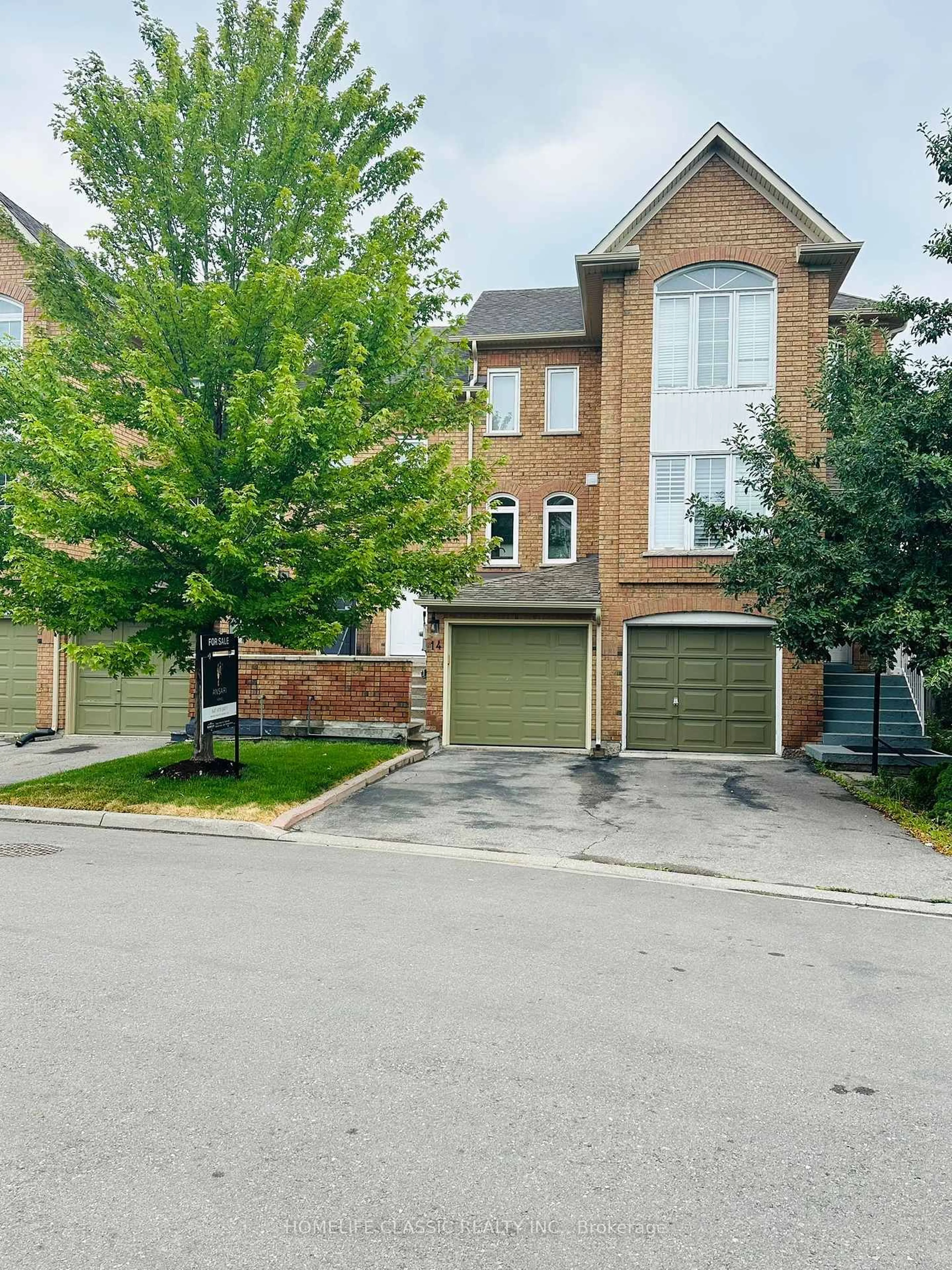 A pic from outside/outdoor area/front of a property/back of a property/a pic from drone, street for 14 Larissa Crt, Vaughan Ontario L6A 2K8