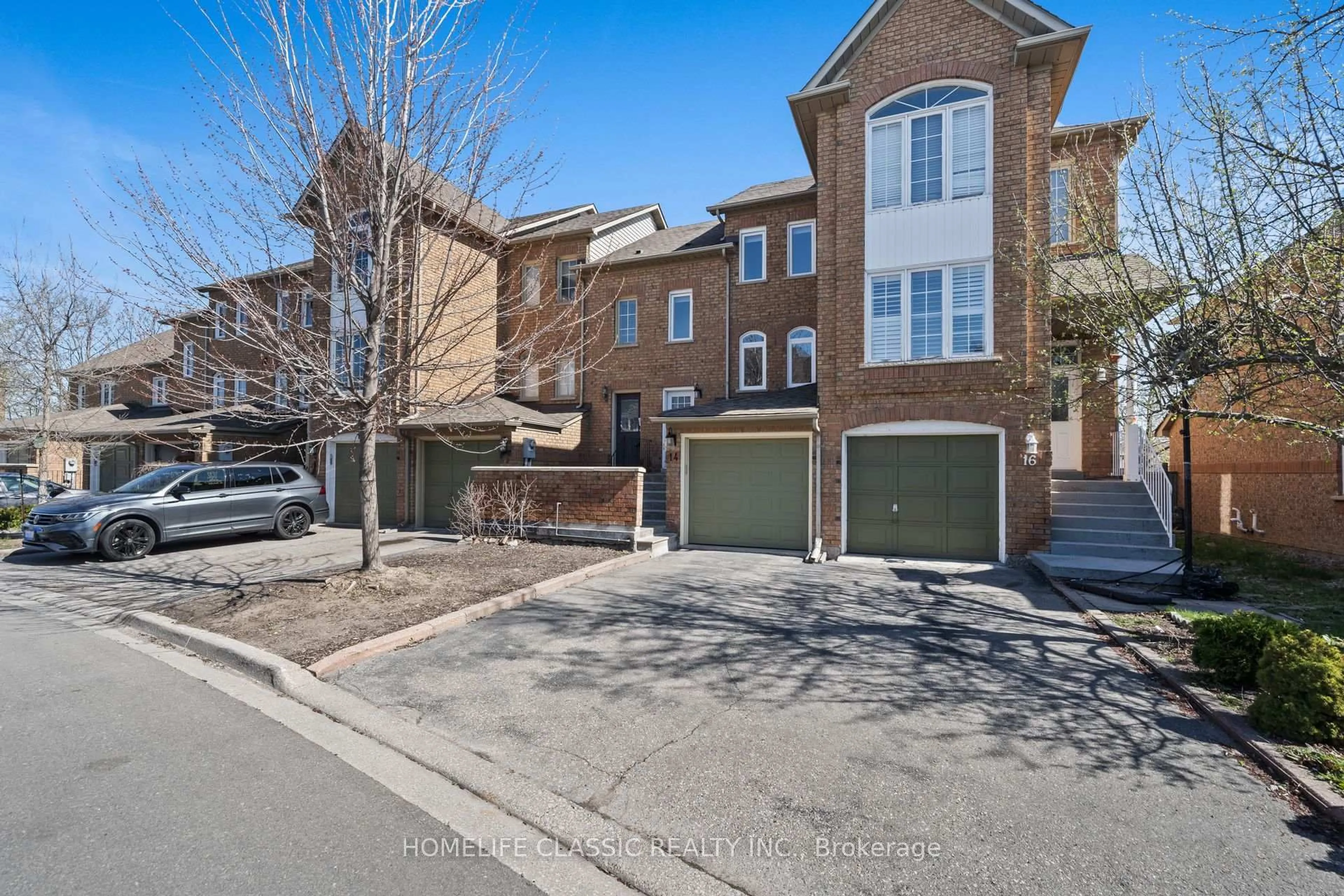 A pic from outside/outdoor area/front of a property/back of a property/a pic from drone, street for 14 Larissa Crt, Vaughan Ontario L6A 2K8
