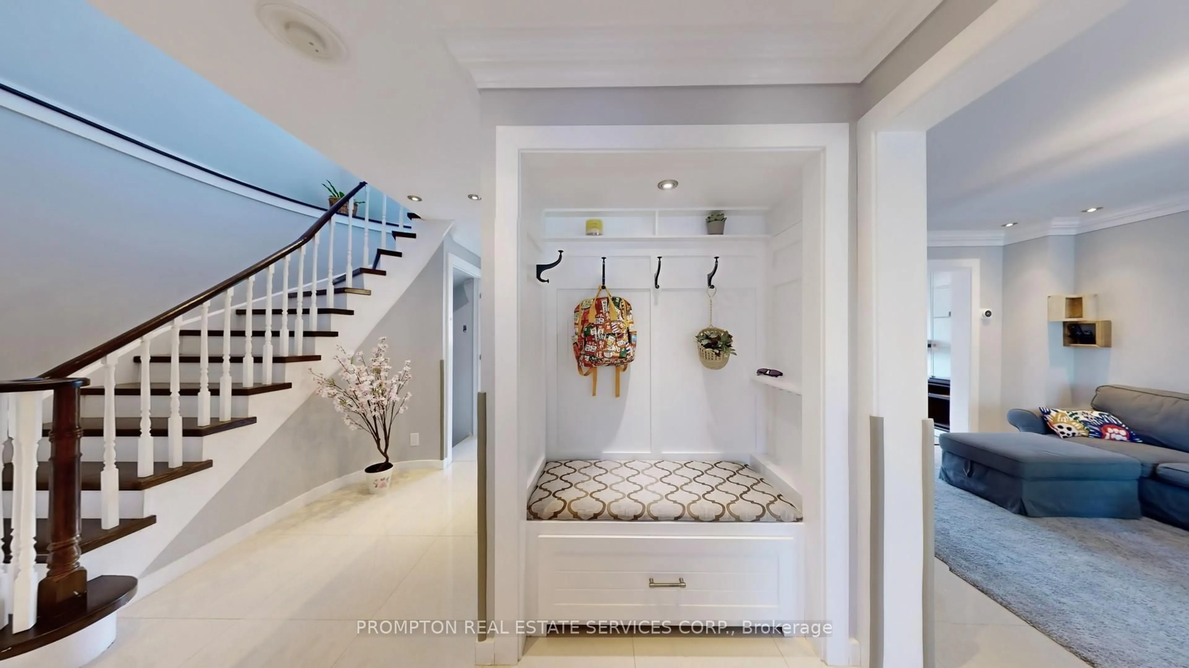 Indoor entryway for 89 Riverglen Dr, Georgina Ontario L4P 3K7