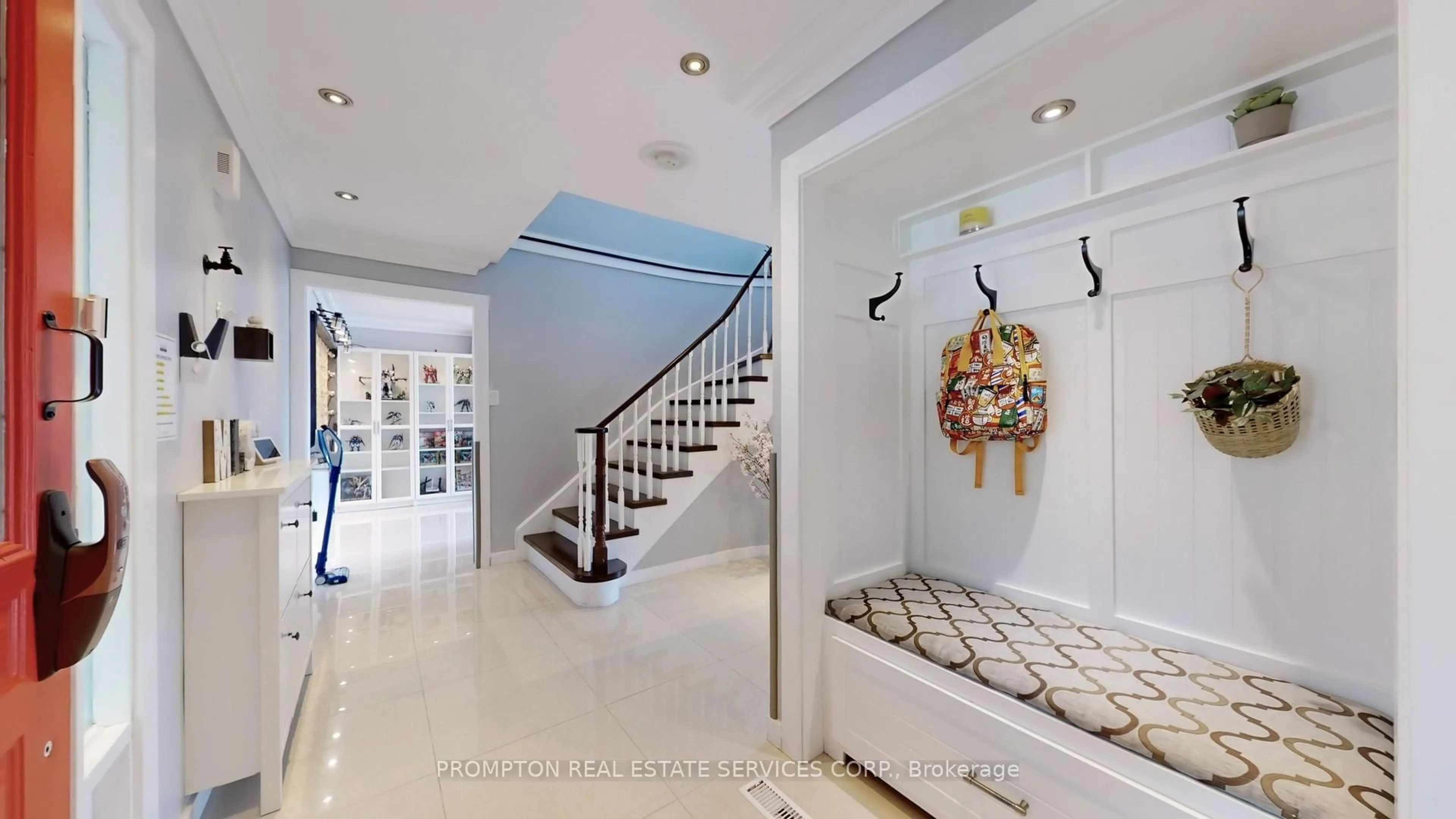 Indoor entryway for 89 Riverglen Dr, Georgina Ontario L4P 3K7