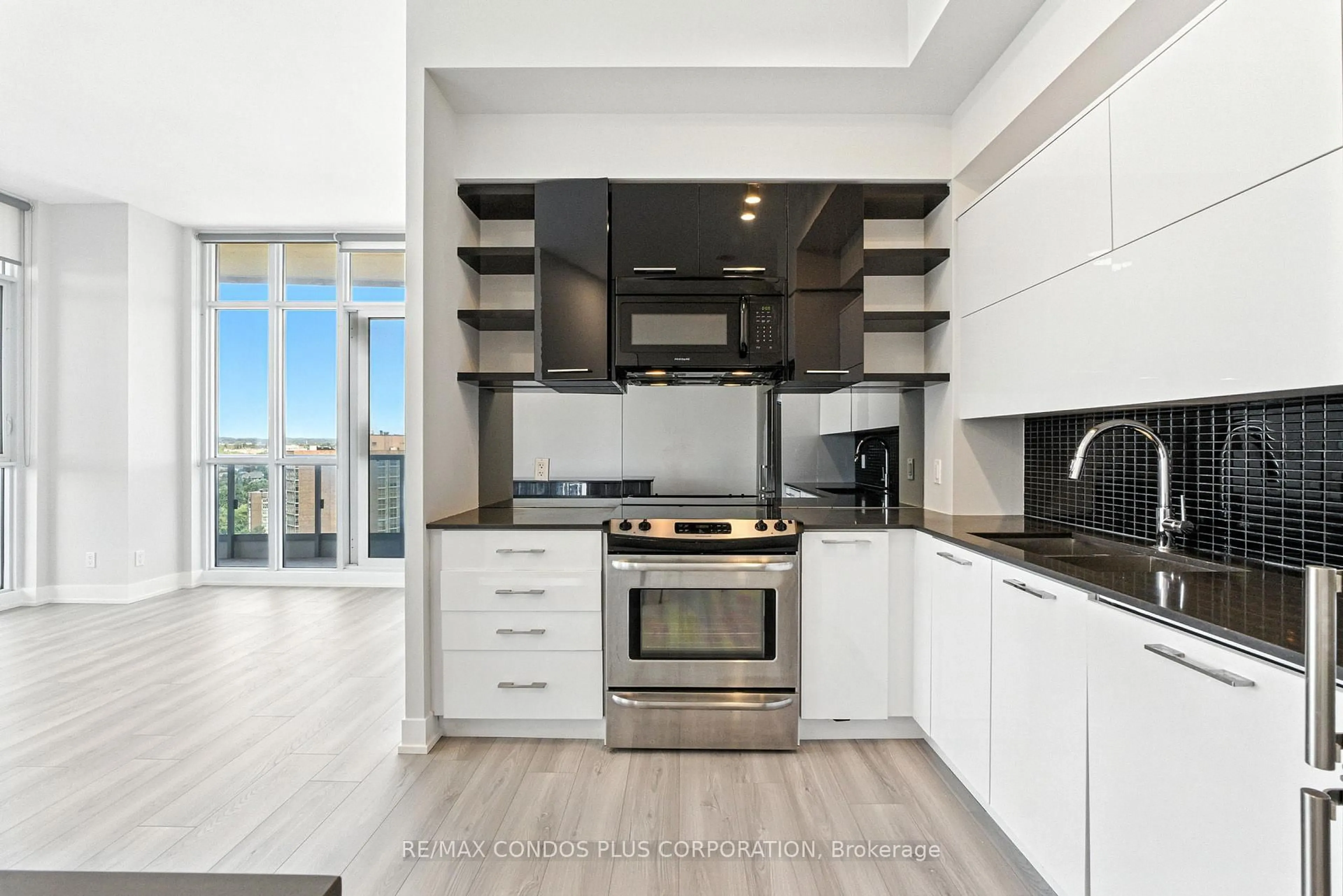 Open concept kitchen, ceramic/tile floor for 9471 Yonge St #Lph15, Richmond Hill Ontario L4C 0Z5