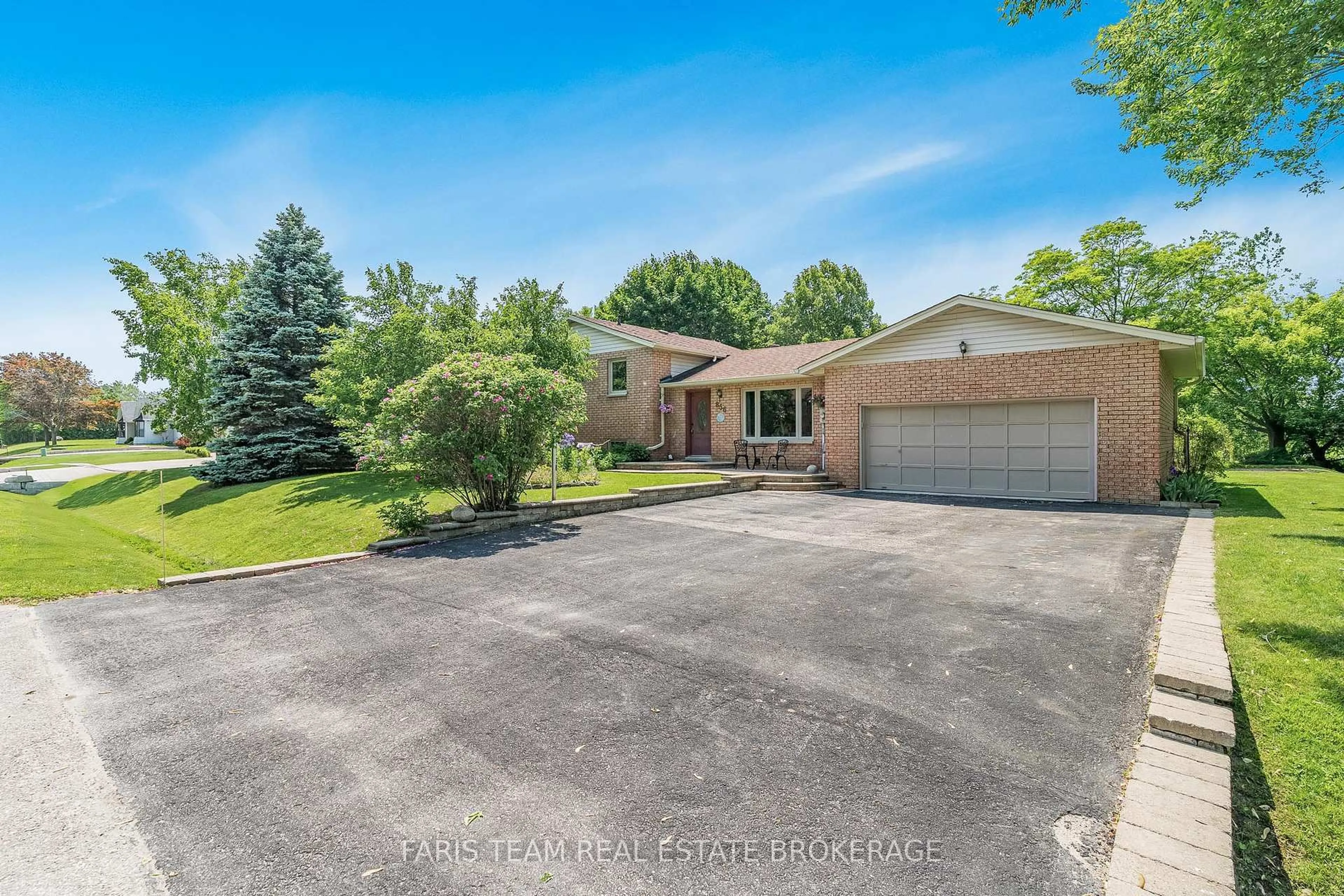 A pic from outside/outdoor area/front of a property/back of a property/a pic from drone, street for 856 Church Dr, Innisfil Ontario L0L 1K0