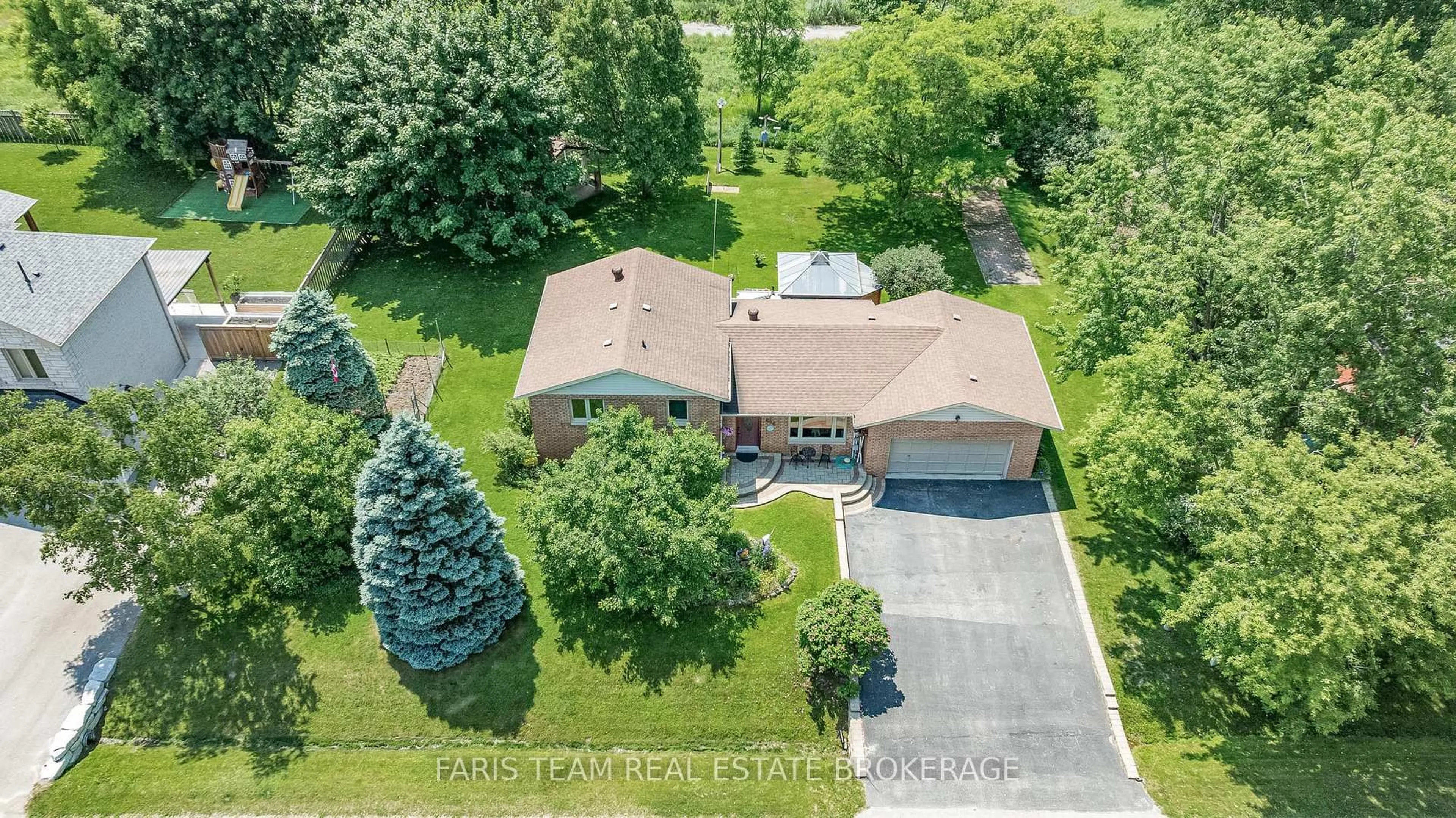 A pic from outside/outdoor area/front of a property/back of a property/a pic from drone, street for 856 Church Dr, Innisfil Ontario L0L 1K0