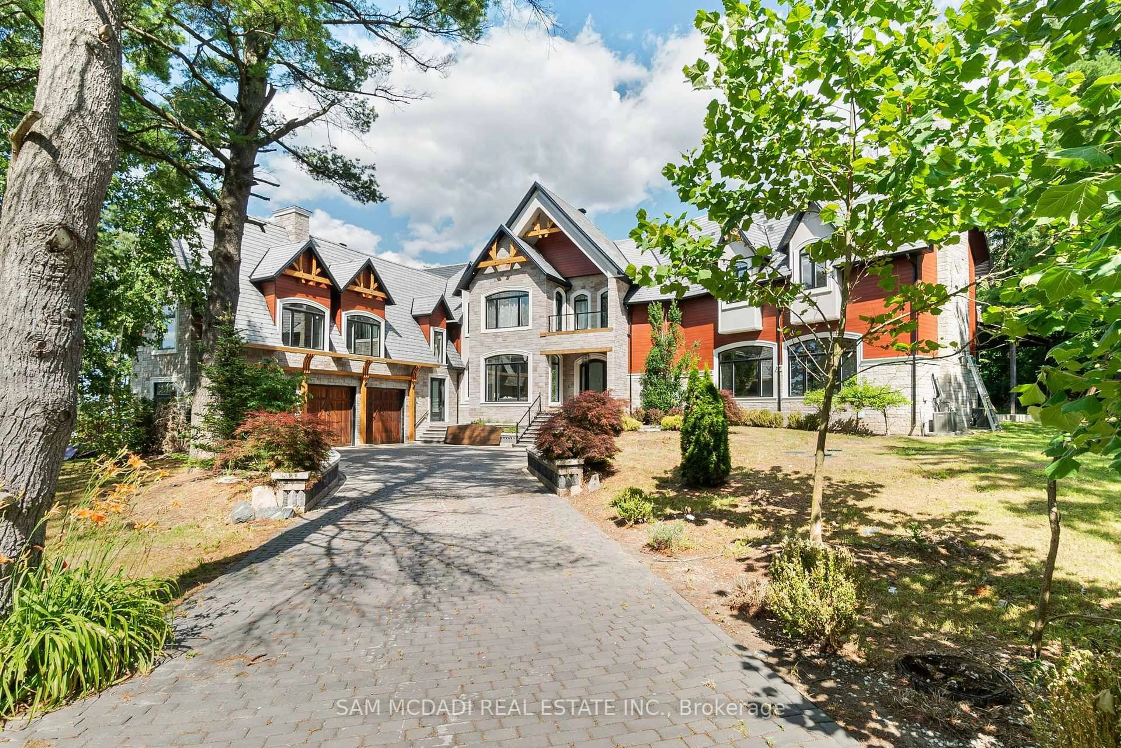 A pic from outside/outdoor area/front of a property/back of a property/a pic from drone, unknown for 15 Glenview Heights Lane, King Ontario L3Y 4V9